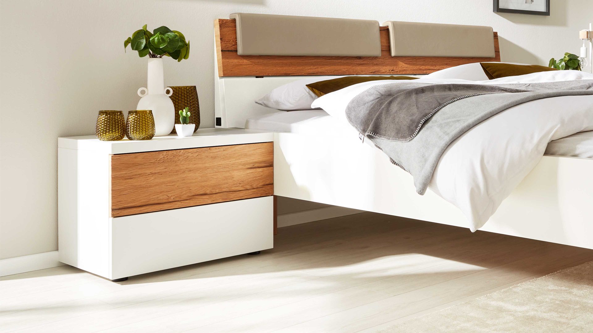 Nachtkommode Interliving aus Holz in Weiß Interliving Schlafzimmer Serie 1025 – Nachtkommode links, zwei Schubladen - Weiß & Balkeneiche gehackt