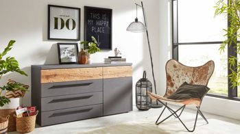 Kombikommode Interliving aus Holz in Dunkelgrau Interliving Schlafzimmer Serie 1025 – Kombikommode Graphit & Balkeneiche gehackt - vier Schubladen, eine Tür