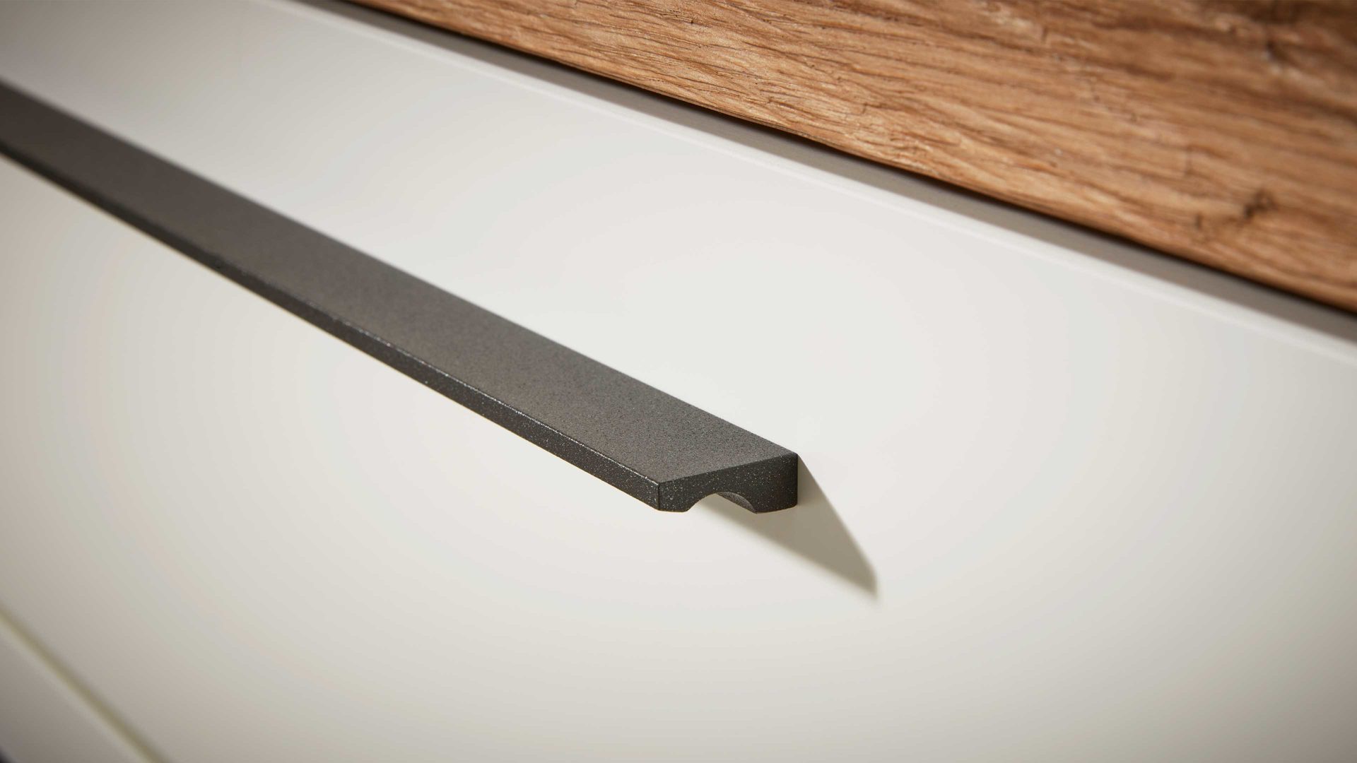 Schubladenkommode Interliving aus Holz in Weiß Interliving Schlafzimmer Serie 1025 – Schubladenkommode Weiß &amp; Balkeneiche gehackt - vier Schubladen