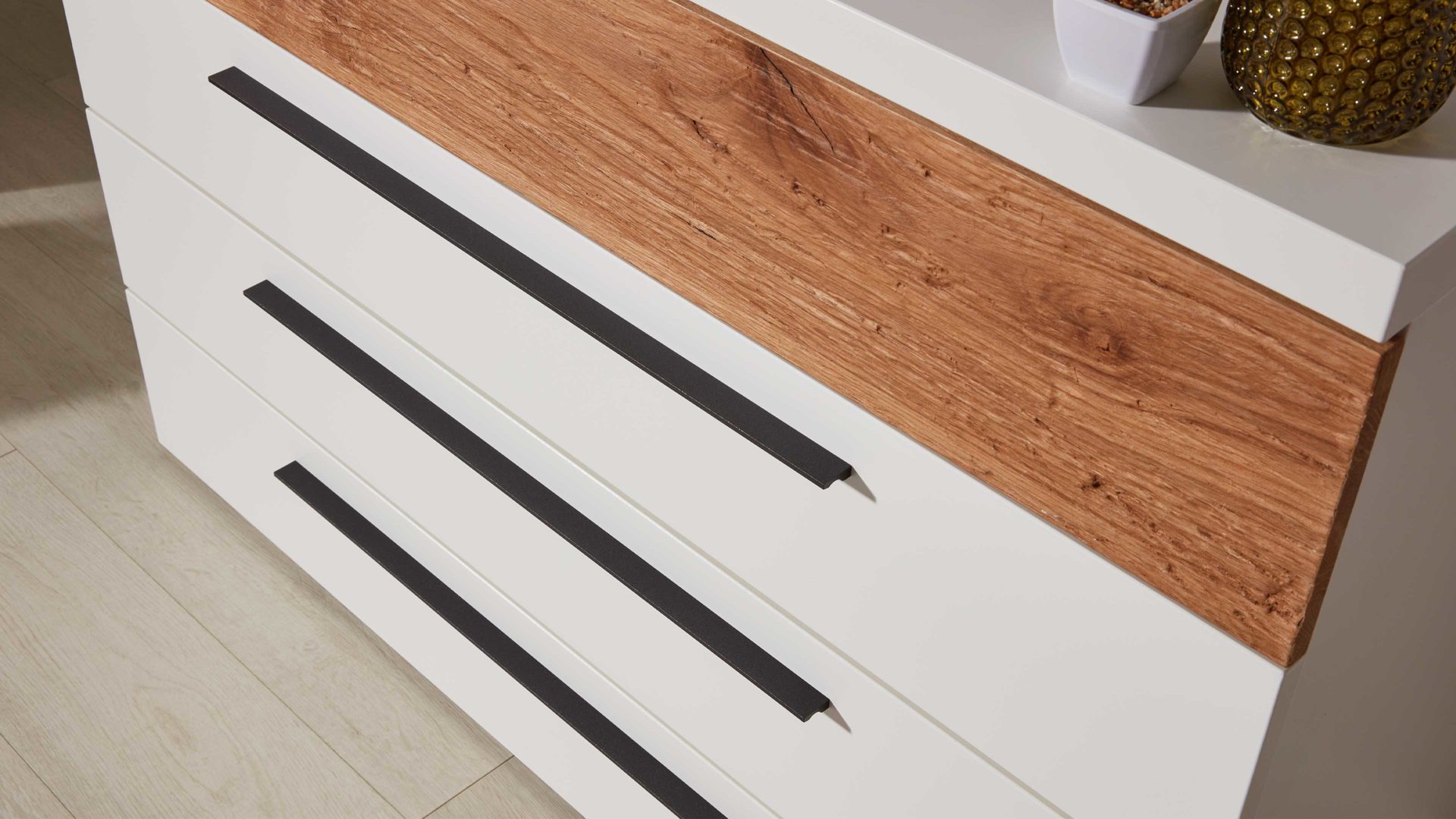 Schubladenkommode Interliving aus Holz in Weiß Interliving Schlafzimmer Serie 1025 – Schubladenkommode Weiß &amp; Balkeneiche gehackt - vier Schubladen