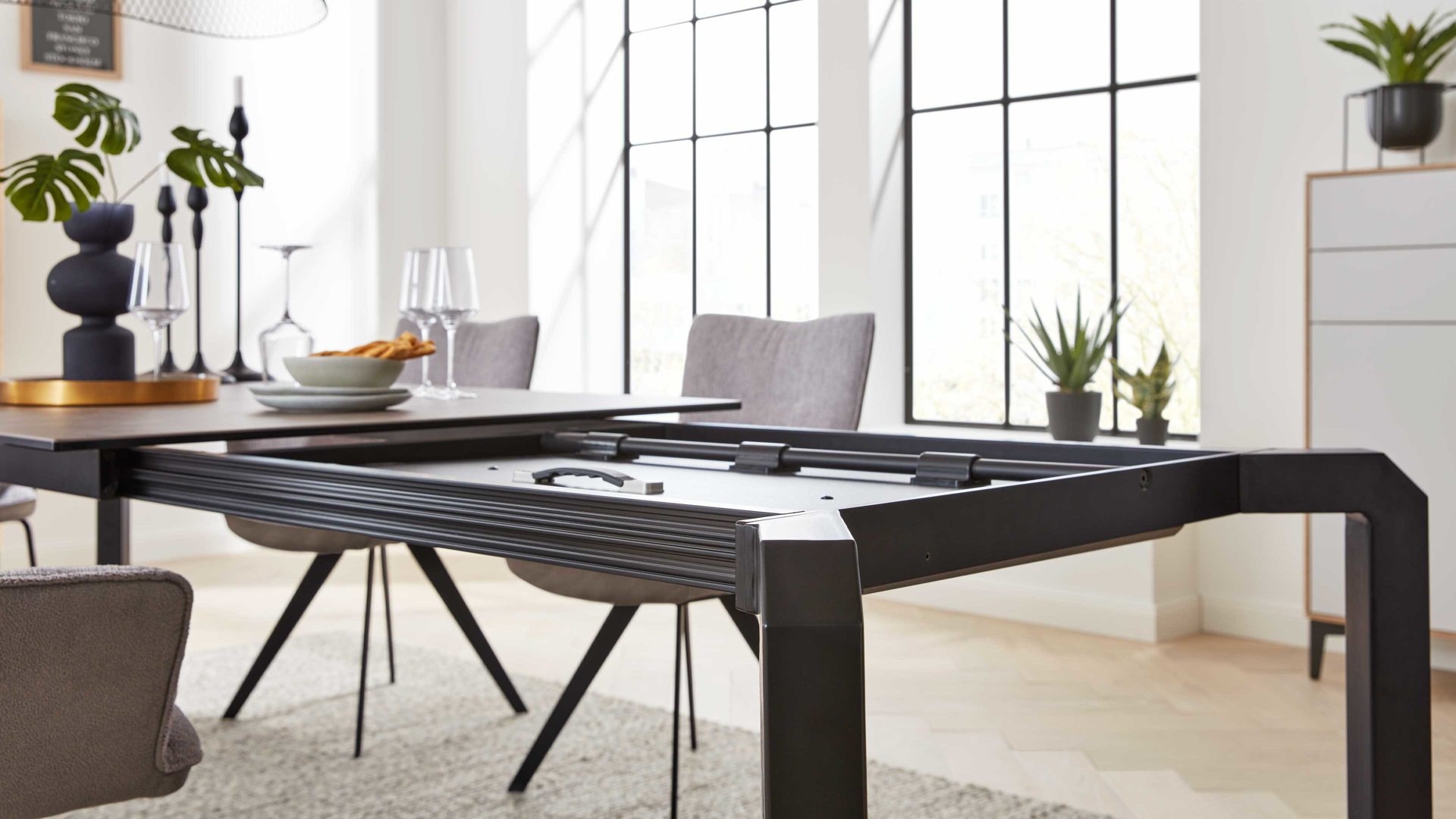 Auszugtisch Interliving aus Keramik in Grau Interliving Esszimmer Serie 5111 – Auszugtisch 6813-91 graue Glaskeramik & schwarzes Eisen – ca. 180-260 x 100 cm