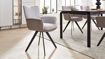 Polsterstuhl Interliving aus Stoff in Hellgrau Interliving Esszimmer Serie 5111 – Schalensessel 9222-04 Rückholfunktion - platinfarbene Bezugkombi 959 & schwarzes Eisen