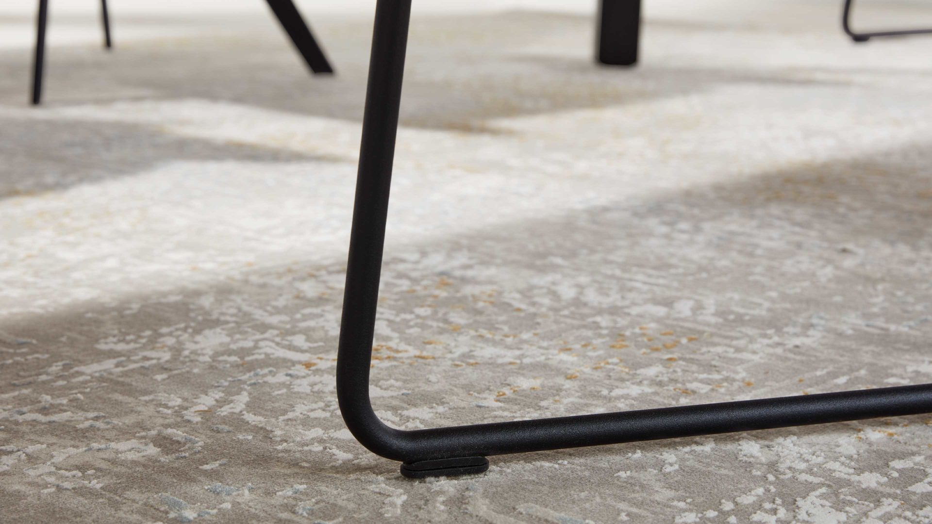 Polsterstuhl Interliving aus Stoff in Hellgrau Interliving Esszimmer Serie 5111 – Schalensessel 9032-04 platinfarbene Bezugkombi 959 & schwarzes Eisen