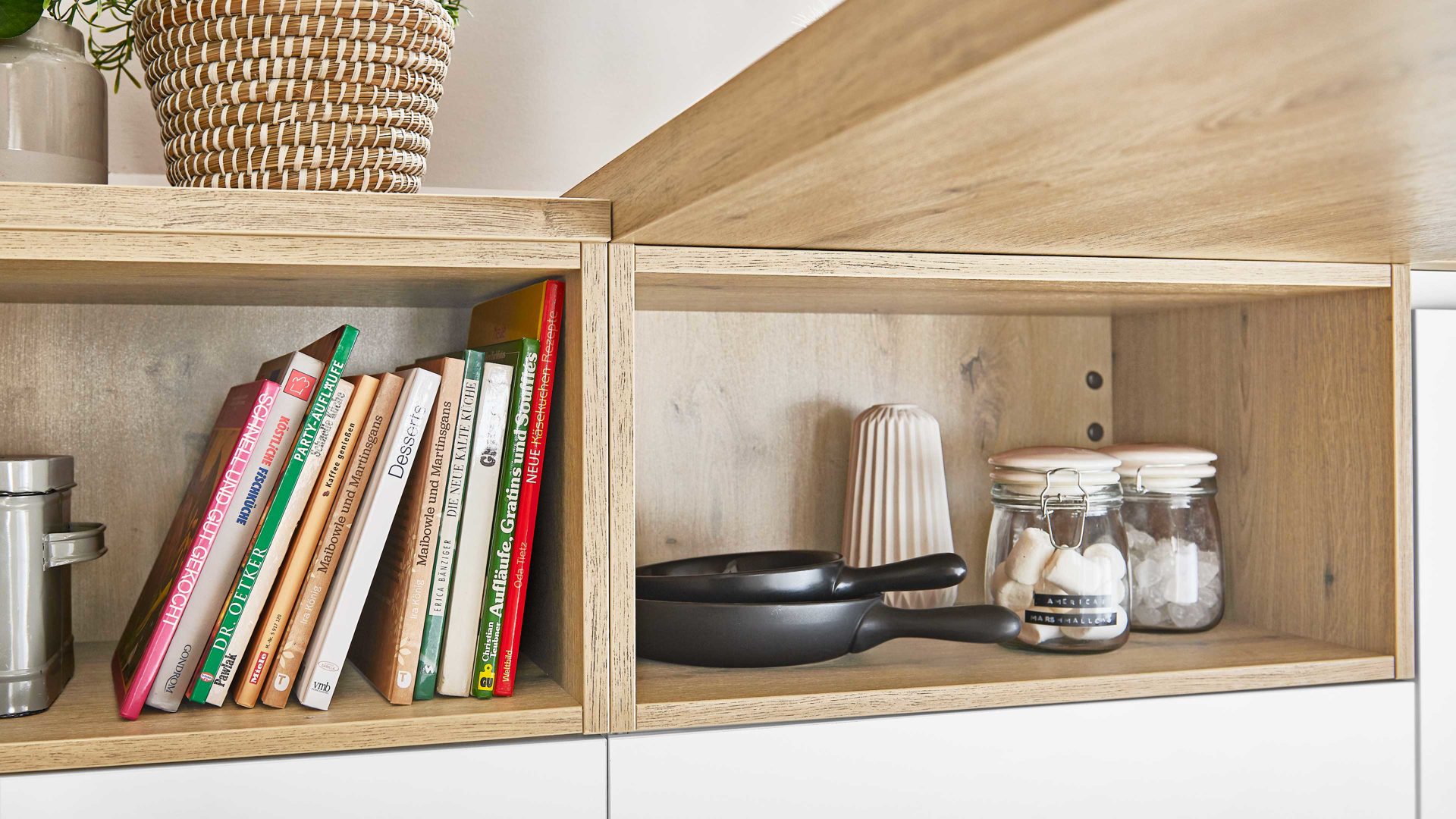 Einbauküche Nolte® küchen aus Holz in Weiß nolte® Einbauküche Manhattan Uni mit SIEMENS-Einbaugeräten Weiß & Vulkaneiche – zweizeilig