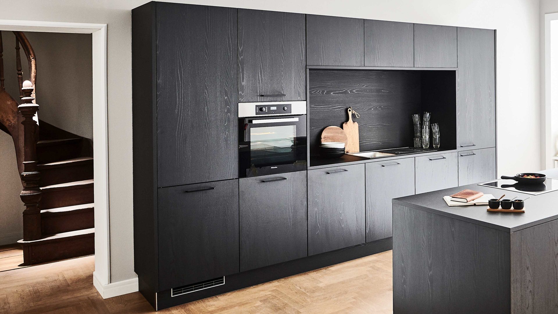 Einbauküche Nolte® küchen aus Holz in Schwarz nolte® Einbauküche Manhattan mit Miele-Einbaugeräten Nero – zweizeilig