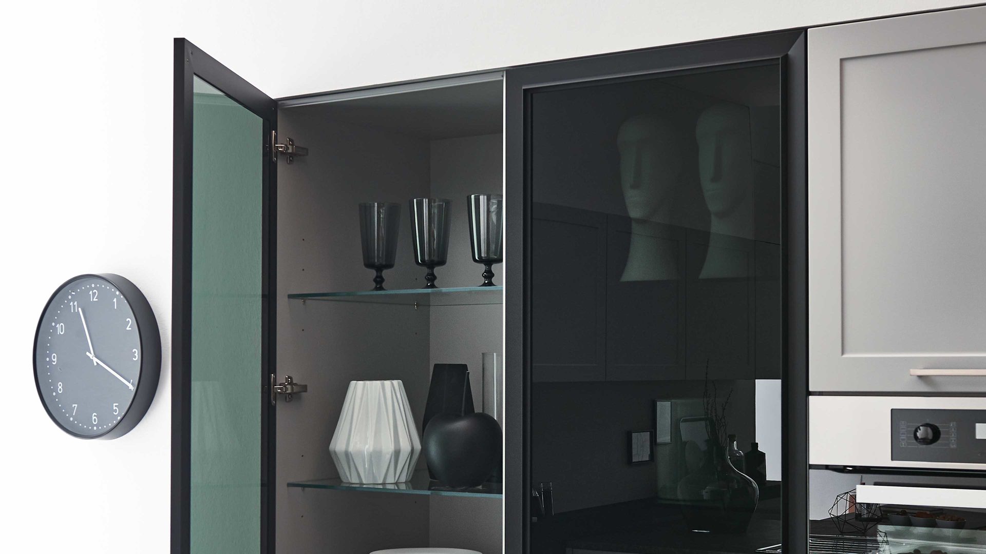 Einbauküche Nolte® küchen aus Holz in Hellgrau nolte® Einbauküche Focus mit Miele-Einbaugeräten Platingrau – dreizeilig