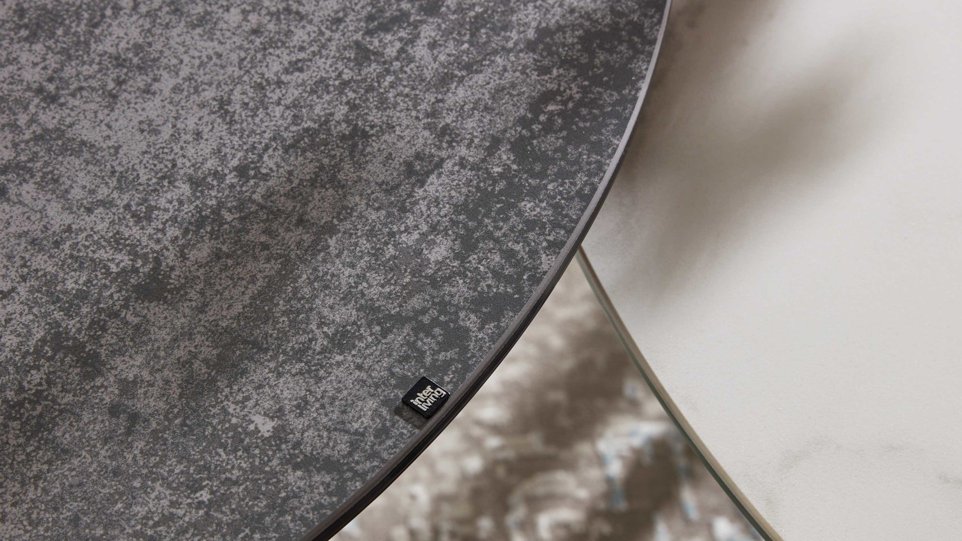 Couchtisch Interliving aus Keramik in Dunkelgrau Interliving Couchtisch Serie 6208 - Couchtisch CT174TSD titanfarbene Keramik & schwarzer Stahl - Durchmesser ca. 75 cm