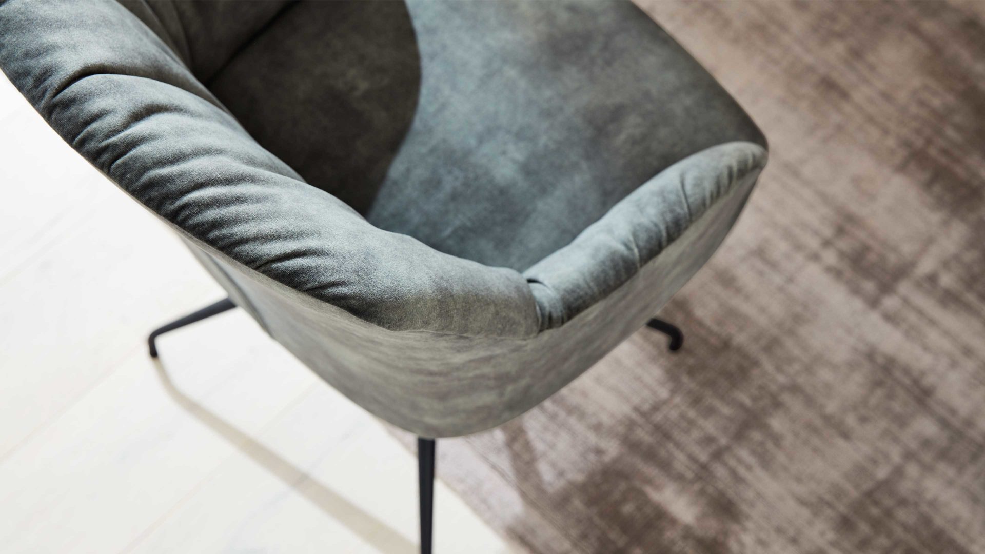 Polsterstuhl Interliving aus Stoff in Grün Interliving Esszimmer Serie 5110 - Armlehnstuhl grüner Bezug Genova & schwarzer Spinnenfuß