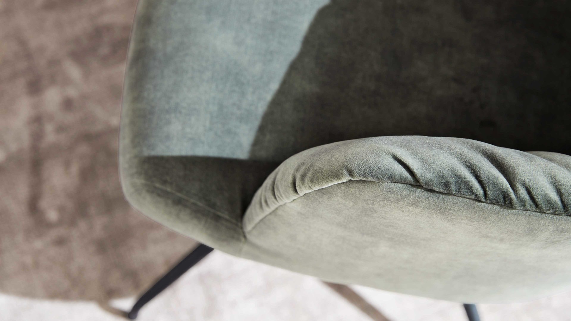 Polsterstuhl Interliving aus Stoff in Grün Interliving Esszimmer Serie 5110 - Armlehnstuhl C1212 grüner Bezug Genova & schwarzer Spinnenfuß