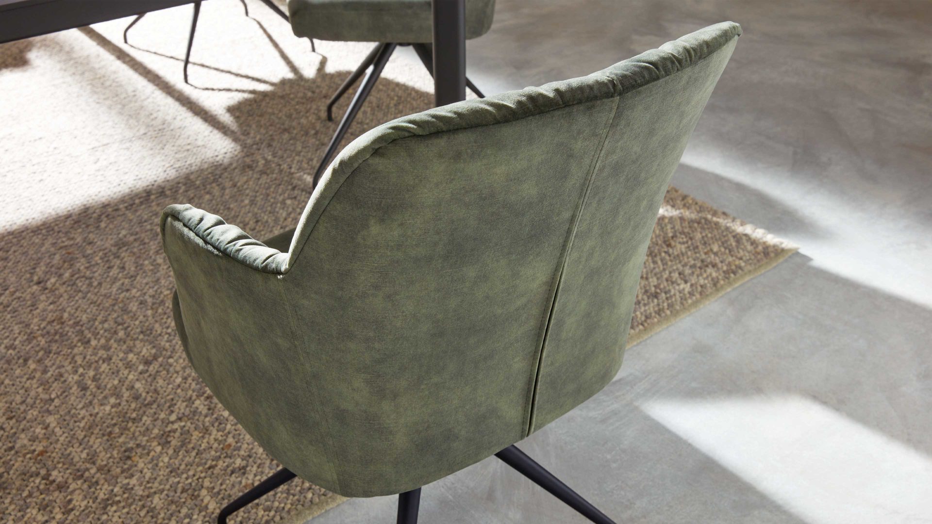 Polsterstuhl Interliving aus Stoff in Grün Interliving Esszimmer Serie 5110 - Armlehnstuhl grüner Bezug Genova & schwarzer Spinnenfuß