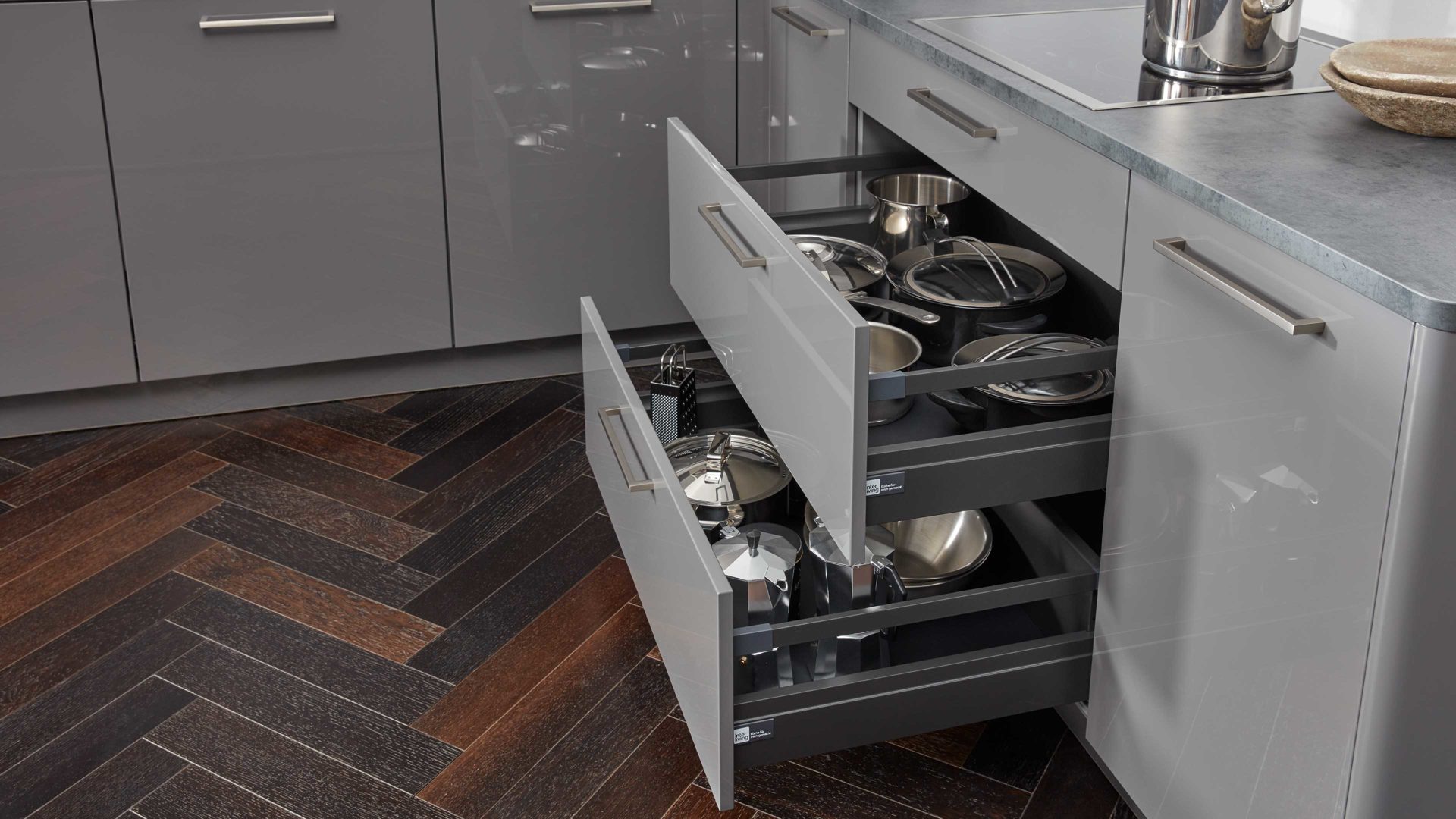 Einbauküche Interliving aus Holz in Grau Interliving Küche Serie 3007 mit AEG Einbaugeräten Quarzgrau & Steel – zweizeilig