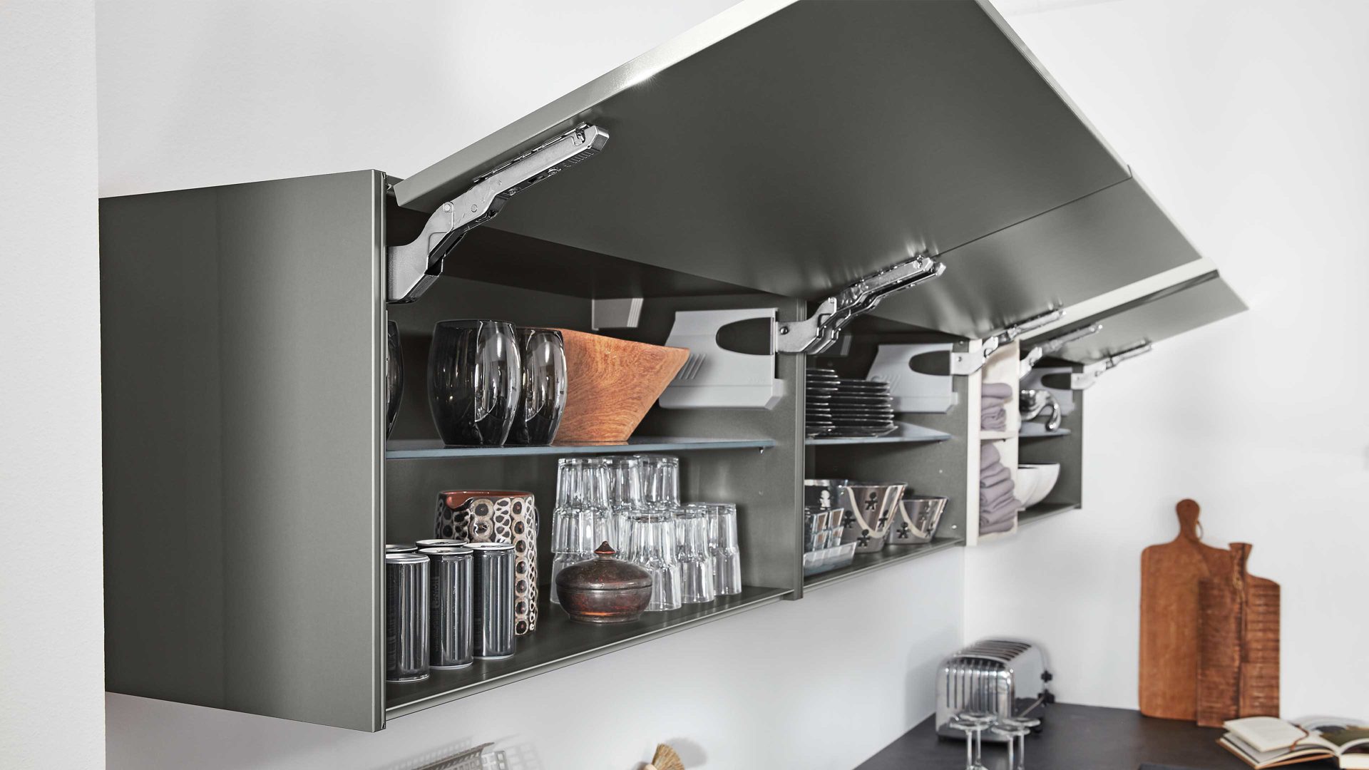 Einbauküche Interliving aus Holz in Grau Interliving Küche Serie 3007 mit AEG Einbaugeräten Quarzgrau & Steel – zweizeilig