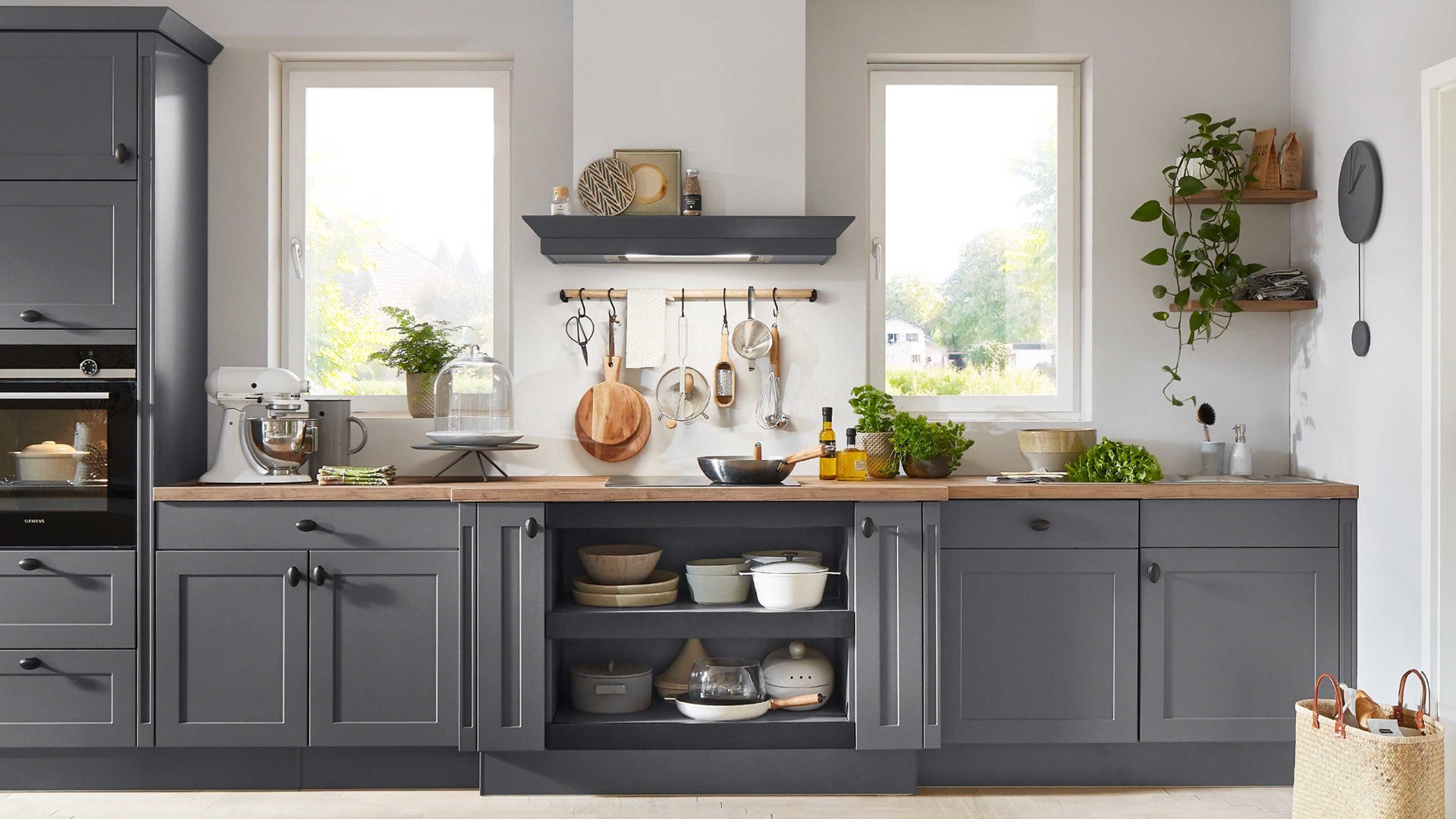 Einbauküche Nobilia® aus Holz in Dunkelgrau nobilia® Einbauküche Nordic mit SIEMENS Elektrogeräten Schiefergrau & Taxus - Länge ca. 539 cm