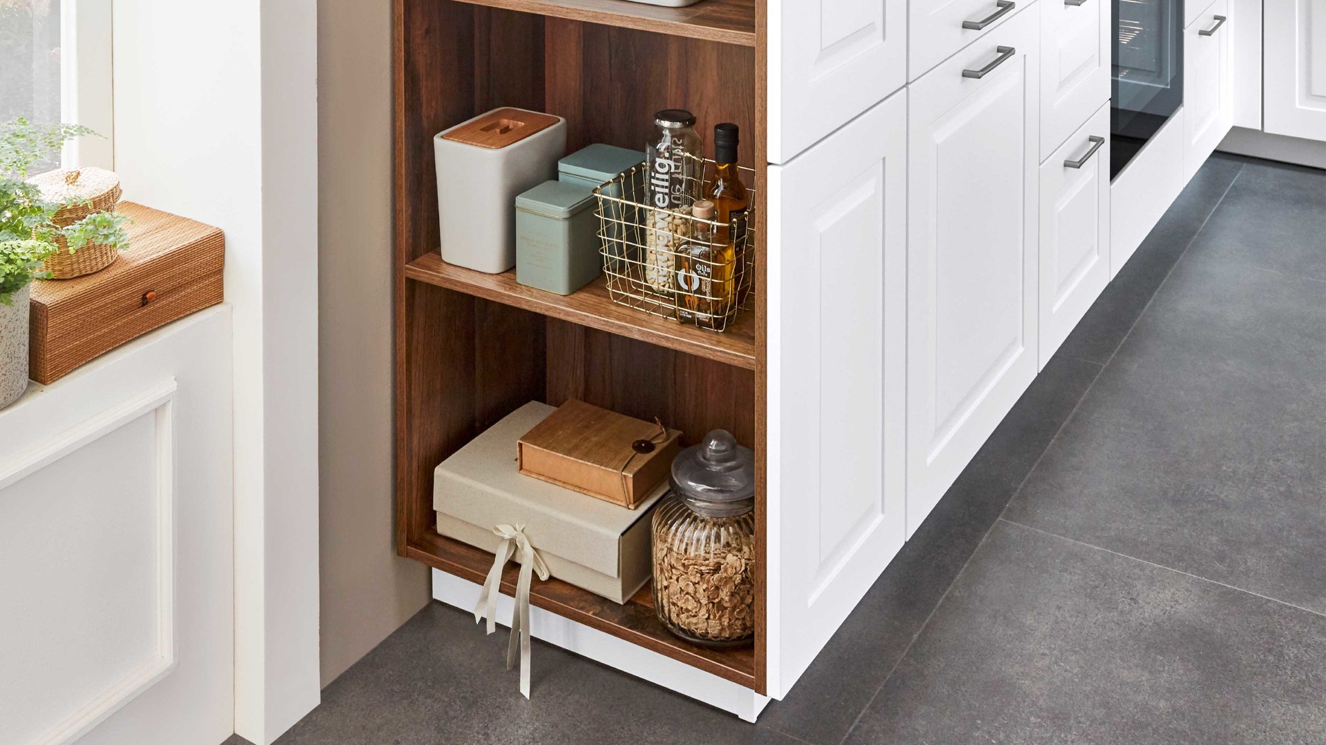 Einbauküche Nobilia® aus Holz in Weiß nobilia® Einbauküche Sylt mit AEG Elektrogeräten Alpinweiß & Balkeneiche - Stellfläche ca. 320 x 310 cm