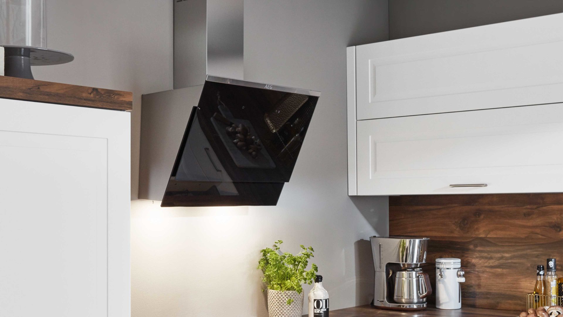 Einbauküche Nobilia® aus Holz in Weiß nobilia® Einbauküche Sylt mit AEG Elektrogeräten Alpinweiß & Balkeneiche - Stellfläche ca. 320 x 310 cm