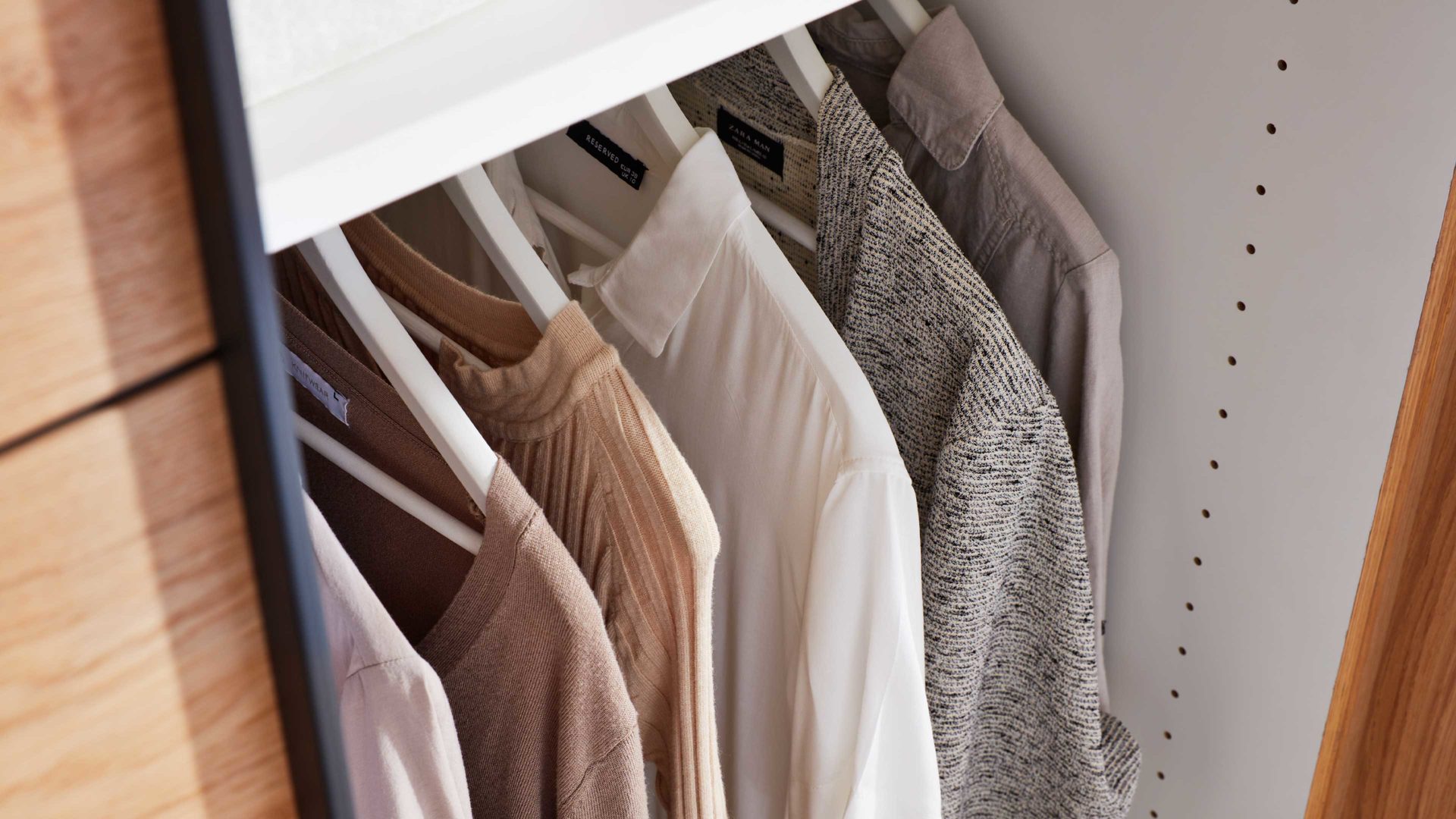 Kleiderschrank Interliving aus Holz in Beige Interliving Schlafzimmer Serie 1024 – Schwebetürenschrank Design 27,  Sand & Balkeneiche - zwei Türen, Breite ca. 241 cm