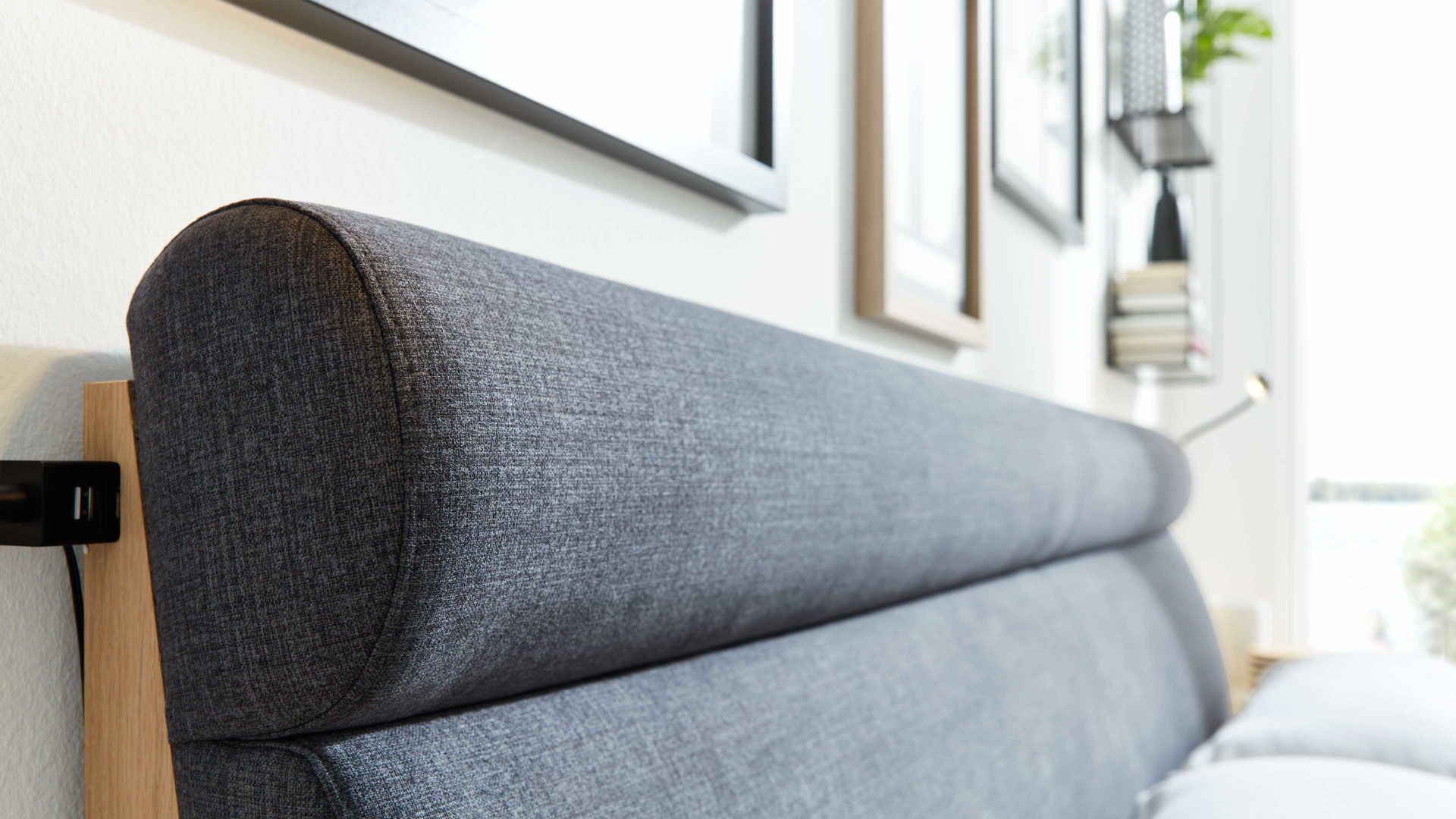 Bettgestell Interliving aus Holz in Anthrazit Interliving Schlafzimmer Serie 1023 – Bettgestell schwebend, Liegefläche ca. 200 x 200 cm - Balkeneiche & Anthrazit