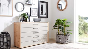 Schubladenkommode Interliving aus Holz in Weiß Interliving Schlafzimmer Serie 1023 – Schubladenkommode 55006 Weiß & Balkeneiche - fünf Schubladen, Breite ca. 124 cm
