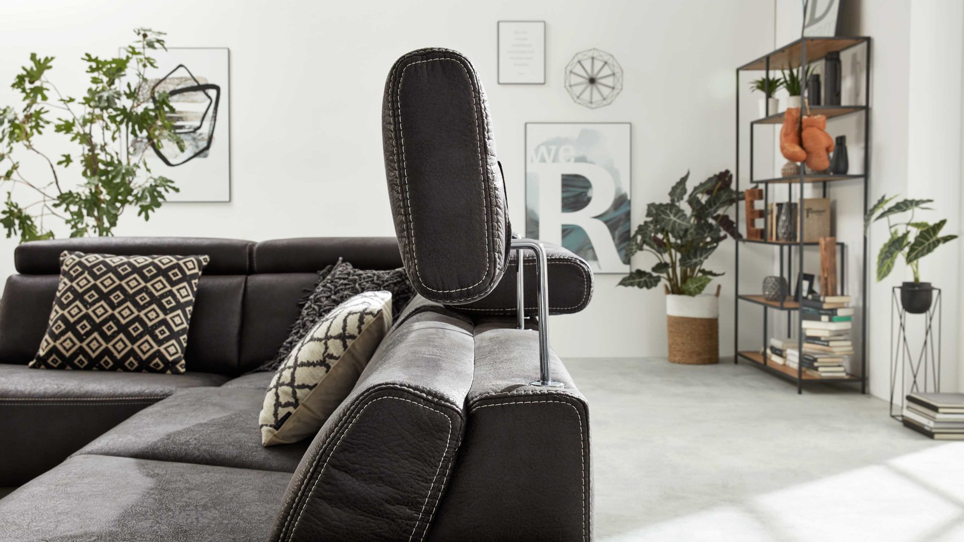 Funktion Interliving aus Metall in Transparent Interliving Sofa Serie 4252 – Kopfteilverstellung manuelle Funktion mit Höhenverstellung