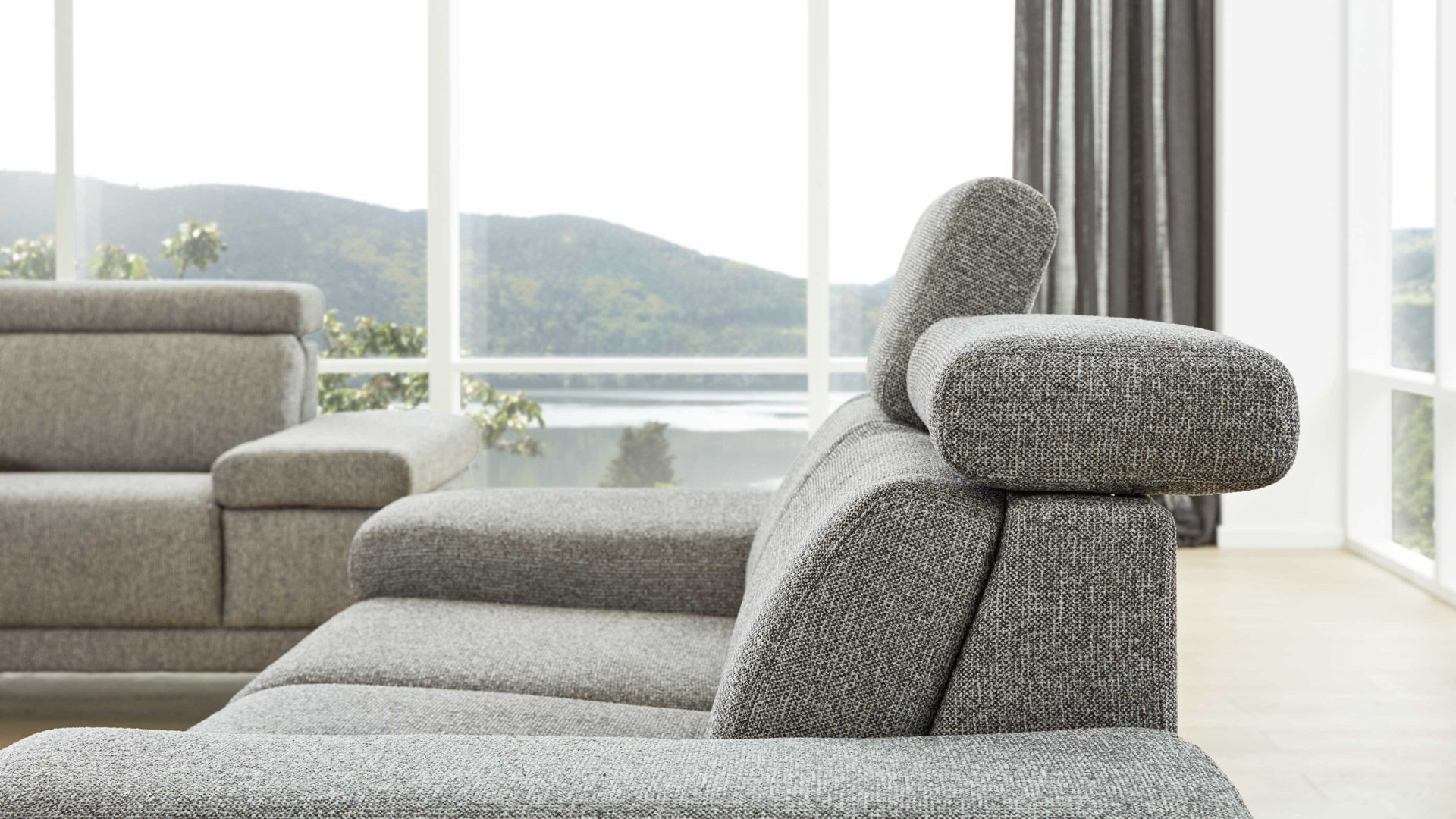 Funktion Interliving aus Metall in Transparent Interliving Sofa Serie 4252 – Kopfteilverstellung manuelle Funktion