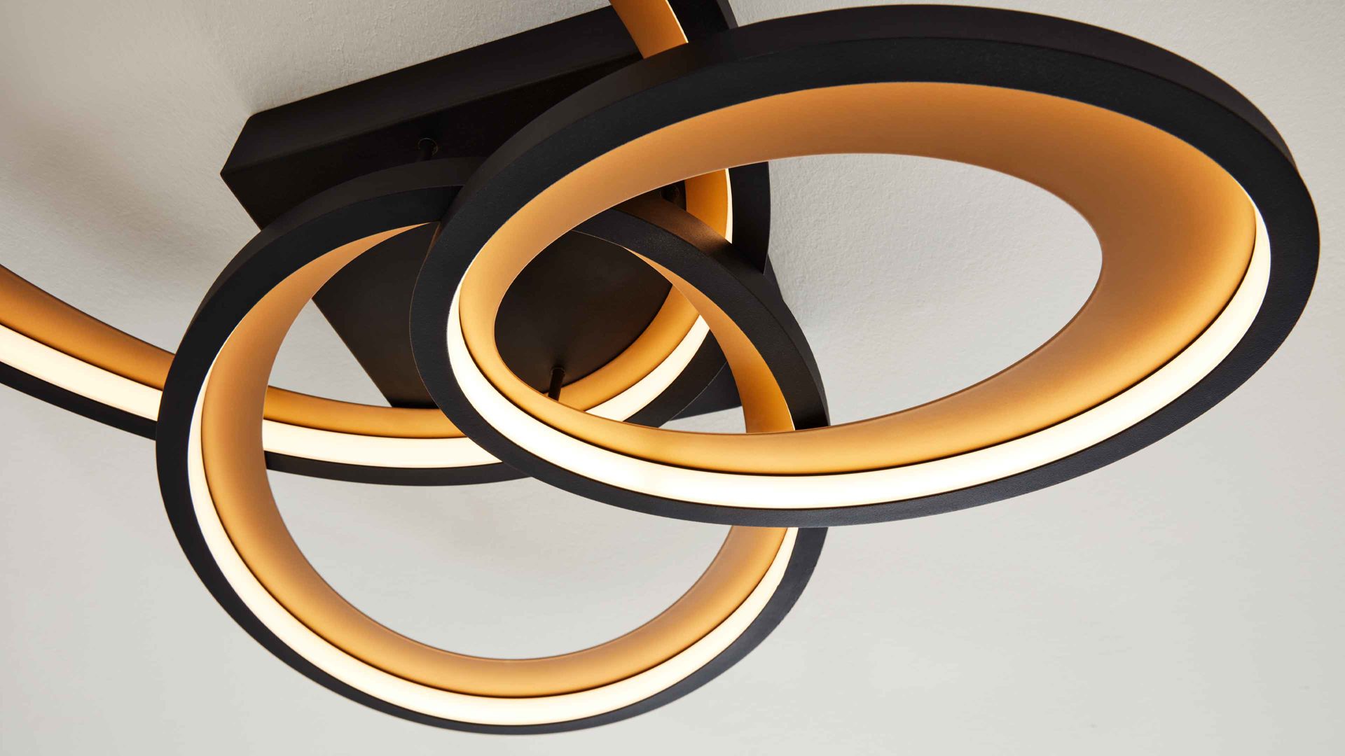 Deckenleuchte Interliving aus Metall in Schwarz Interliving Leuchten Serie 9337 - Deckenleuchte Mattschwarz & Gold – ca. 69 x 60 cm