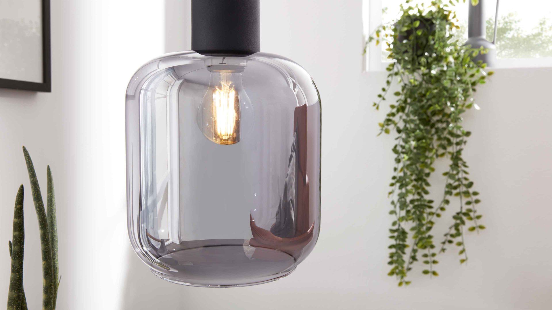 Pendelleuchte Interliving aus Glas in Grau Interliving Leuchten Serie 9341 - Hängeleuchte Rauchglas & Mattschwarz – Durchmesser ca. 20 cm