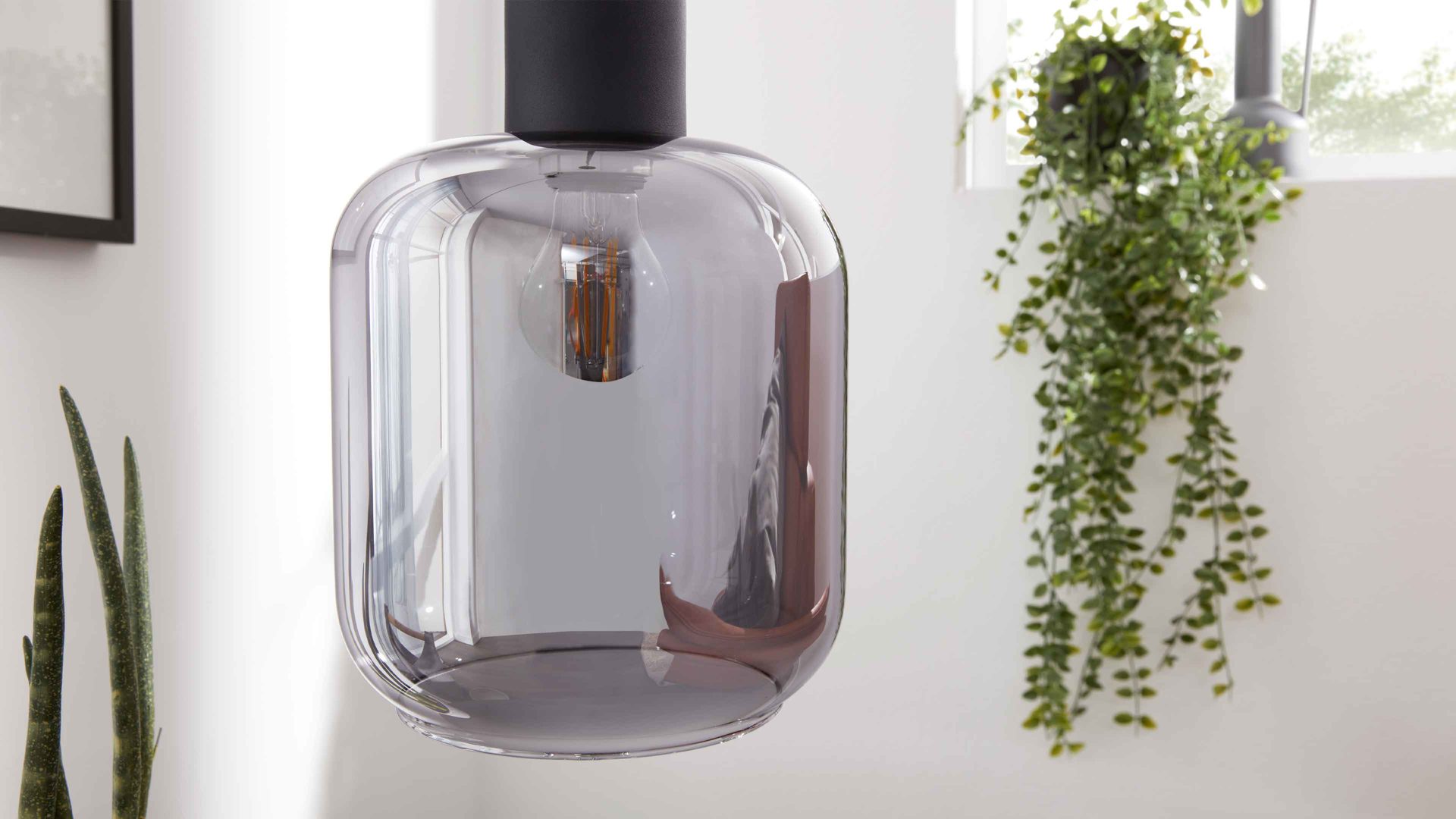 Pendelleuchte Interliving aus Glas in Grau Interliving Leuchten Serie 9341 - Hängeleuchte Rauchglas & Mattschwarz – Durchmesser ca. 20 cm