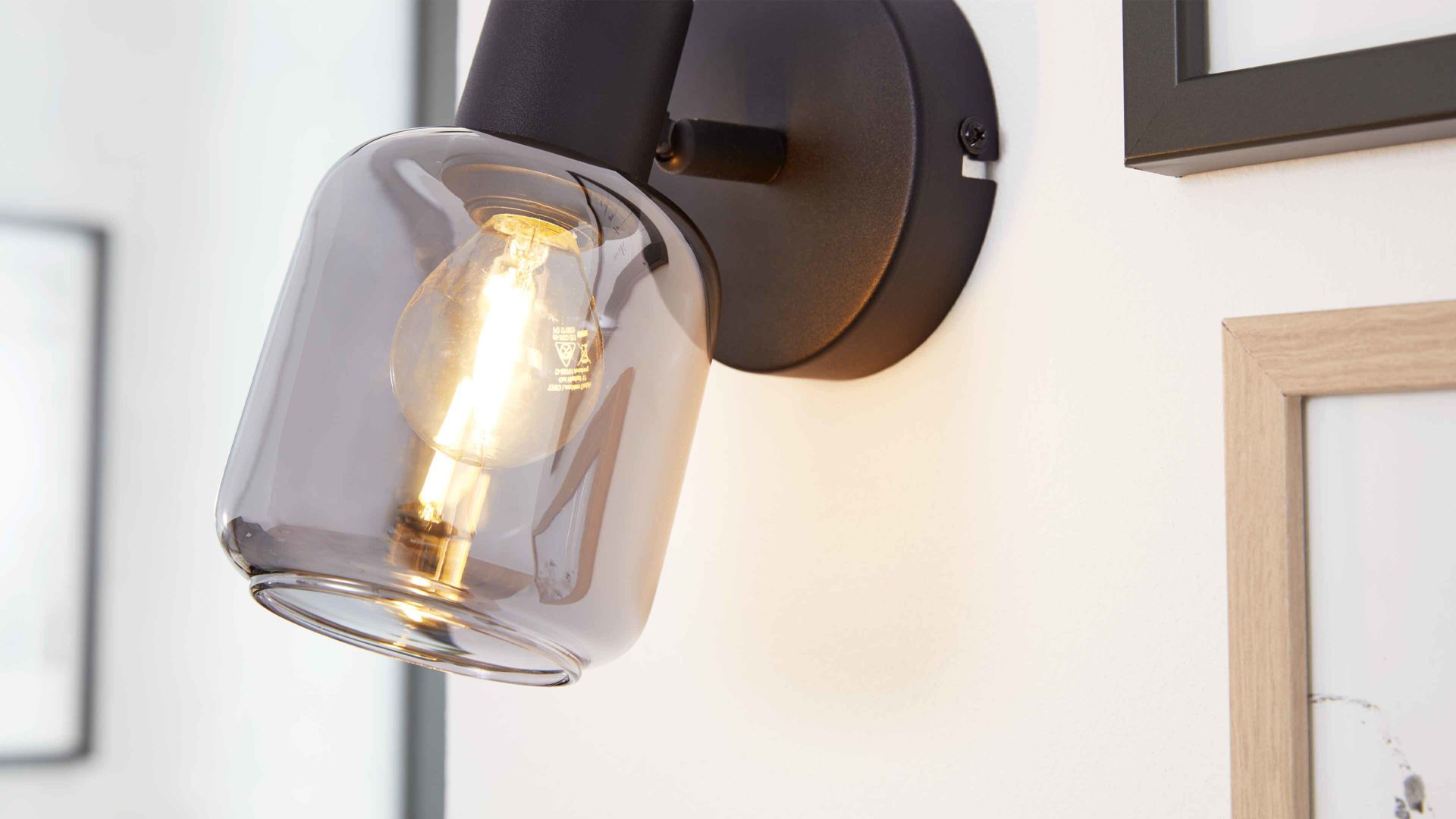 Wandleuchte Interliving aus Glas in Grau Interliving Leuchten Serie 9341 - Wandleuchte Rauchglas & Mattschwarz – Durchmesser ca. 10 cm