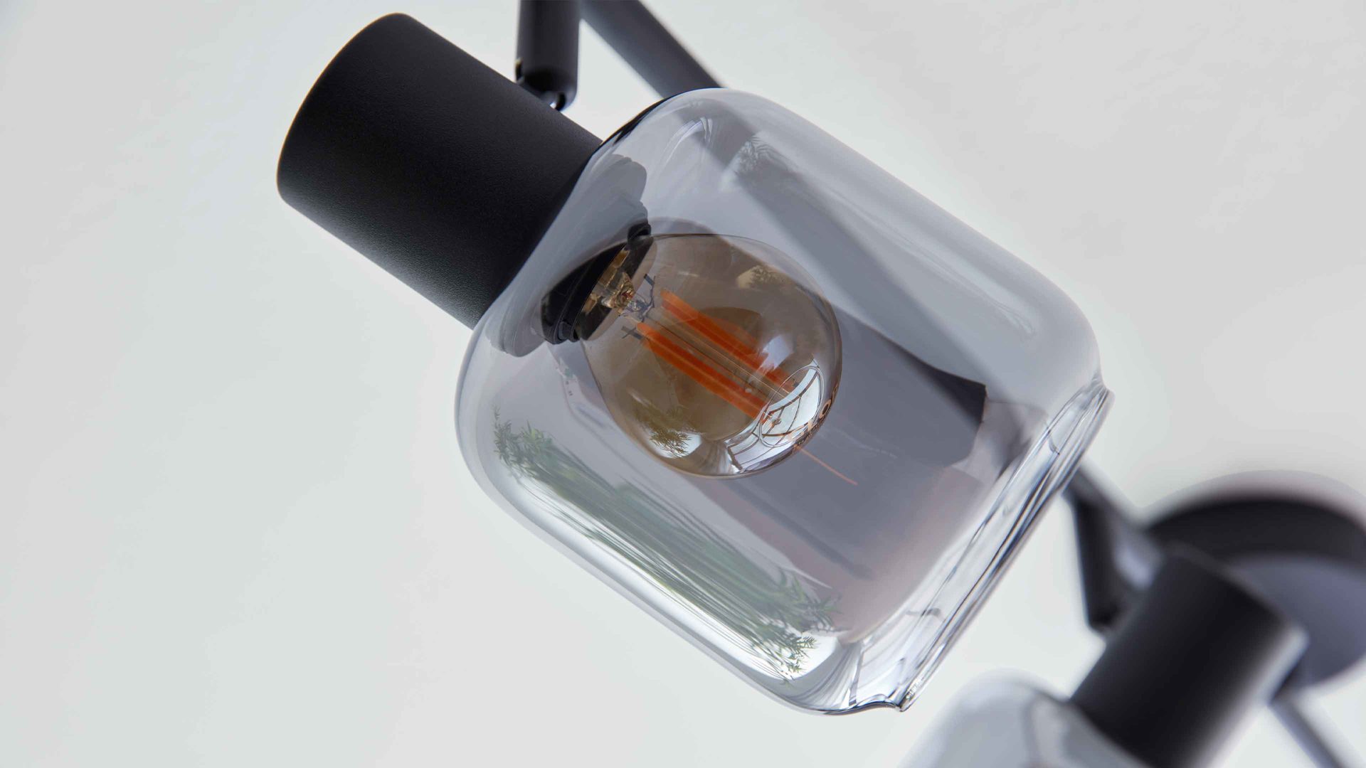 Deckenleuchte Interliving aus Glas in Grau Interliving Leuchten Serie 9341 - Deckenleuchte Rauchglas & Mattschwarz – Länge ca. 89 cm