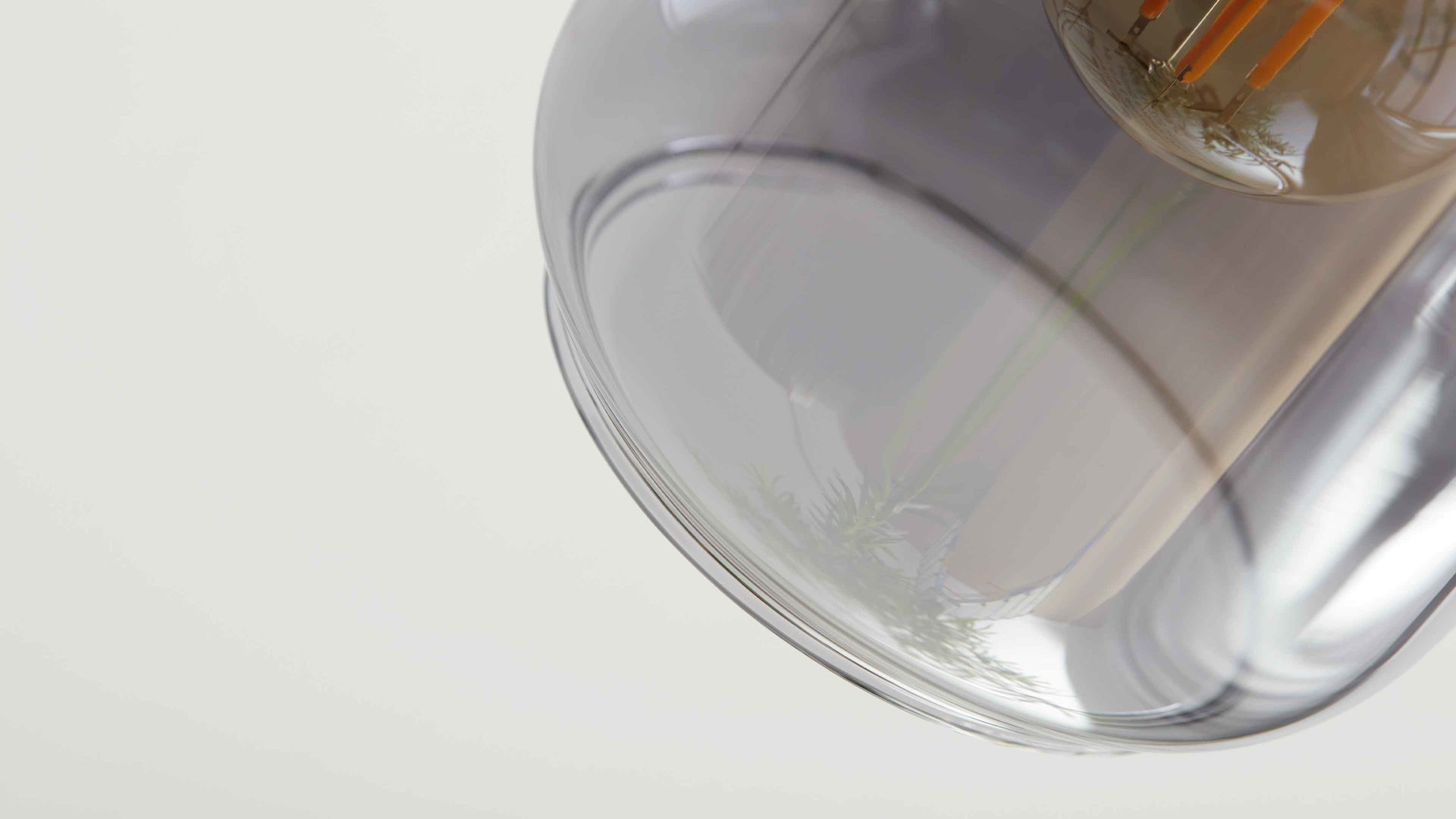 Deckenleuchte Interliving aus Glas in Grau Interliving Leuchten Serie 9341 - Deckenleuchte Rauchglas & Mattschwarz – Länge ca. 89 cm