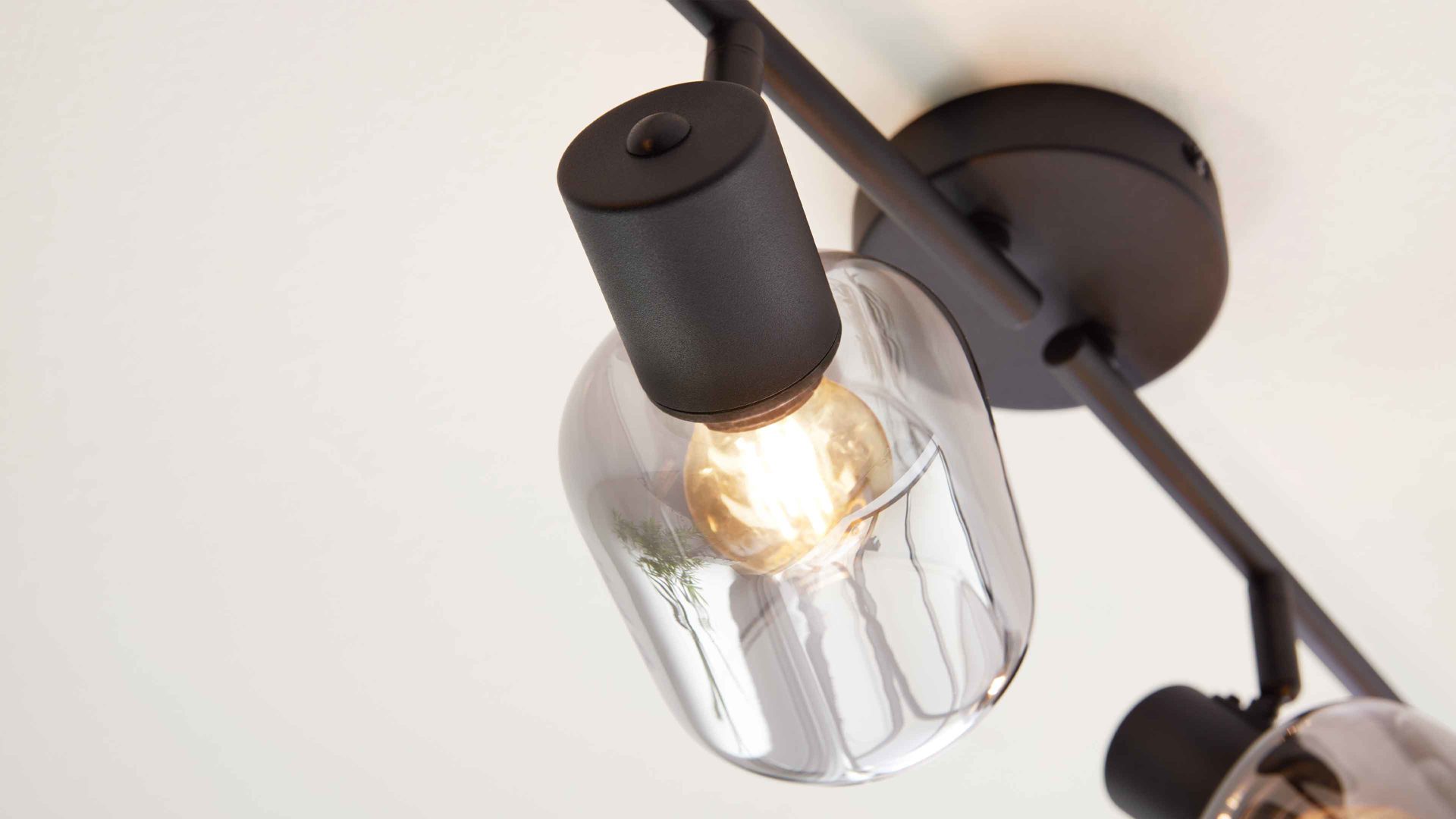 Deckenleuchte Interliving aus Glas in Grau Interliving Leuchten Serie 9341 - Deckenleuchte Rauchglas & Mattschwarz – Länge ca. 38 cm