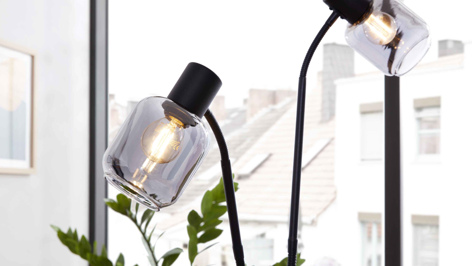 Stehleuchte Interliving aus Glas in Grau Interliving Leuchten Serie 9341 - Stehleuchte Rauchglas & Mattschwarz – Höhe ca. 148 cm