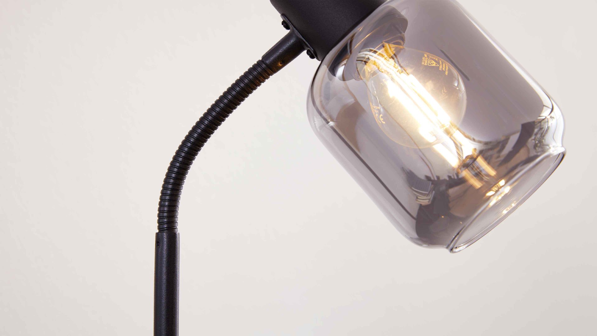 Tischleuchte Interliving aus Glas in Grau Interliving Leuchten Serie 9341 - Tischleuchte Rauchglas & Mattschwarz – Höhe ca. 43 cm