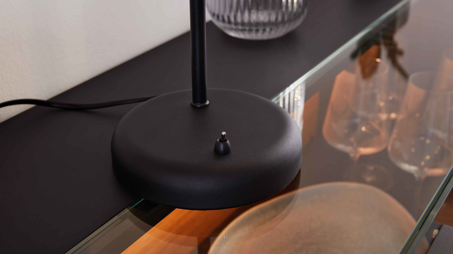 Tischleuchte Interliving aus Glas in Grau Interliving Leuchten Serie 9341 - Tischleuchte Rauchglas & Mattschwarz – Höhe ca. 43 cm