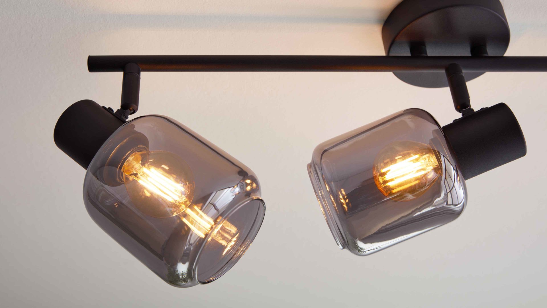 Deckenleuchte Interliving aus Glas in Grau Interliving Leuchten Serie 9341 - Deckenleuchte Rauchglas & Mattschwarz – Länge ca. 59 cm