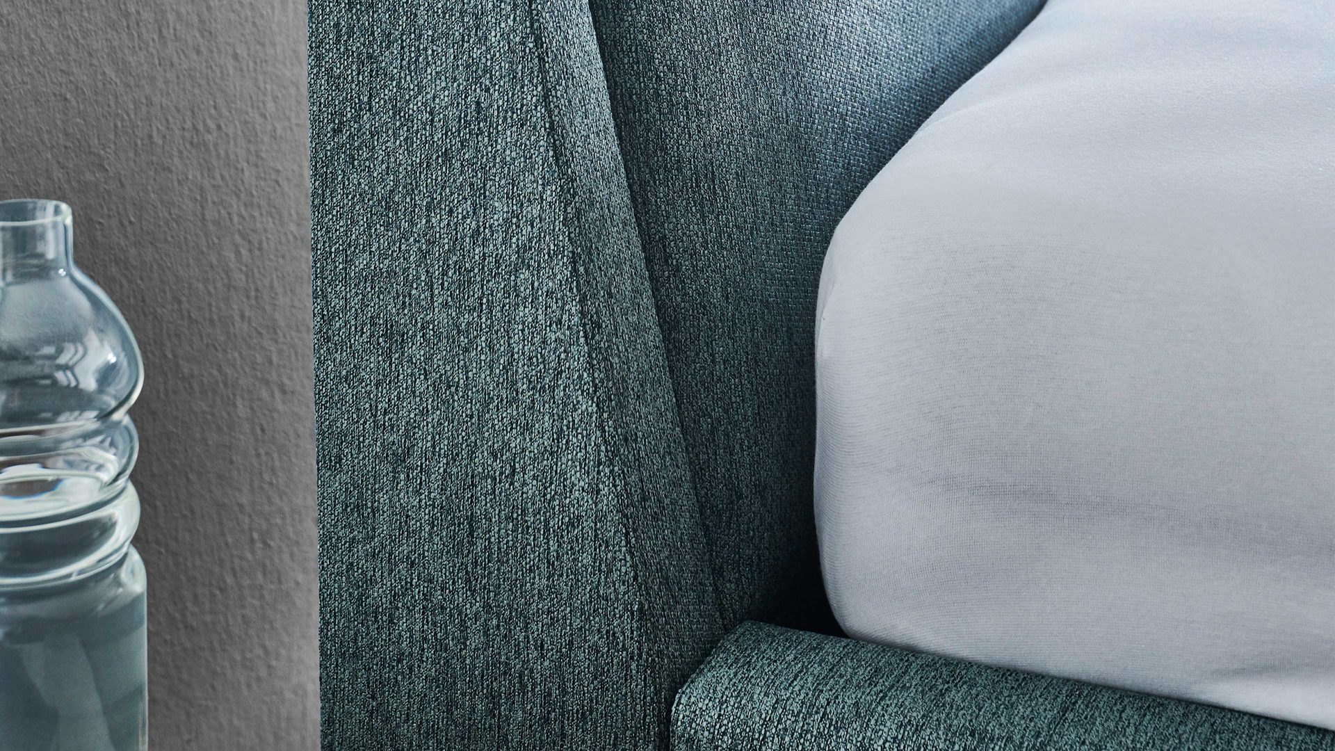 Bettgestell Meise.möbel aus Stoff in Blau Polsterbettgestell Frieda mit Bettkasten oceanfarbener Bezug Stelar 39 & schwarze Holzfüße - Liegefläche ca. 160 x 200 cm