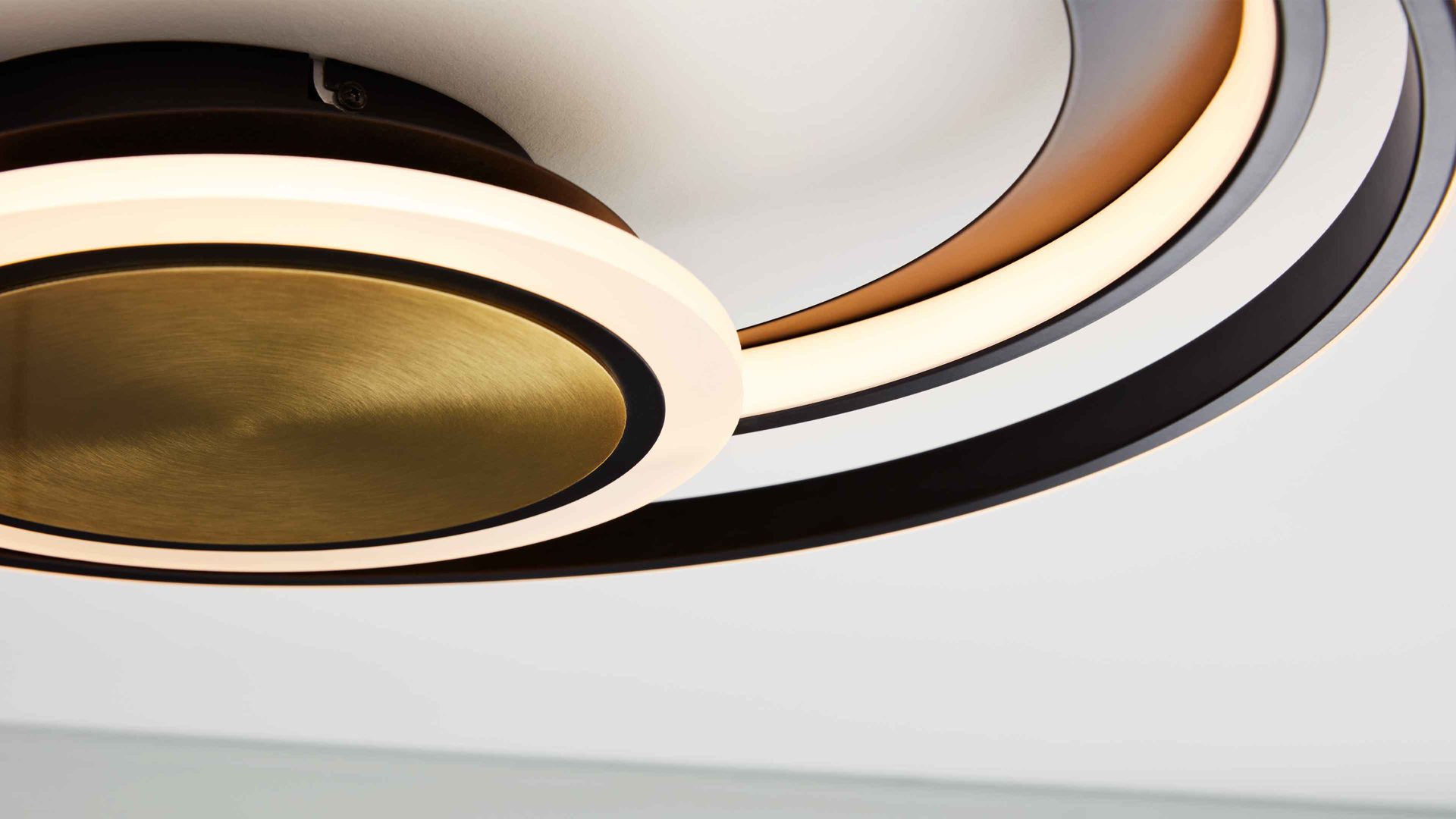 Deckenleuchte Interliving aus Metall in Schwarz Interliving Leuchten Serie 9329 - Deckenleuchte Schwarz & Messing – Durchmesser ca. 50 cm