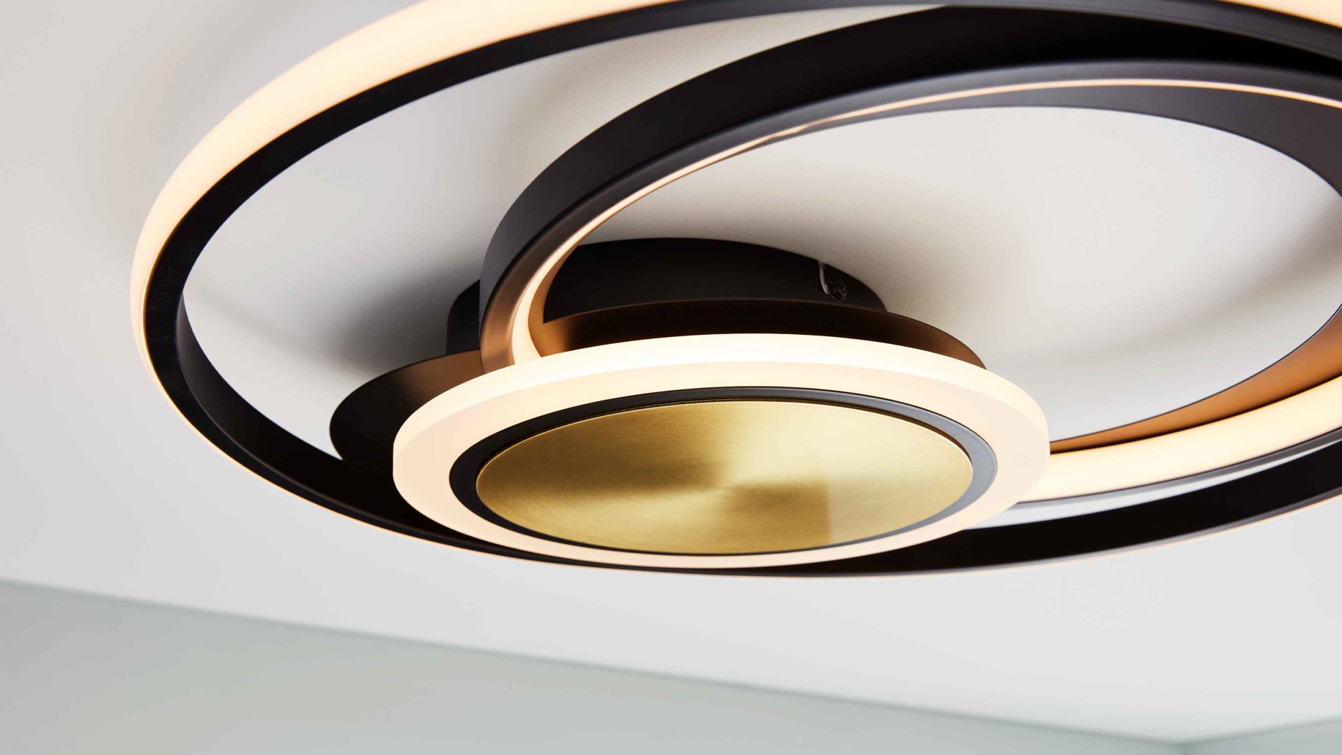 Deckenleuchte Interliving aus Metall in Schwarz Interliving Leuchten Serie 9329 - Deckenleuchte Schwarz & Messing – Durchmesser ca. 50 cm