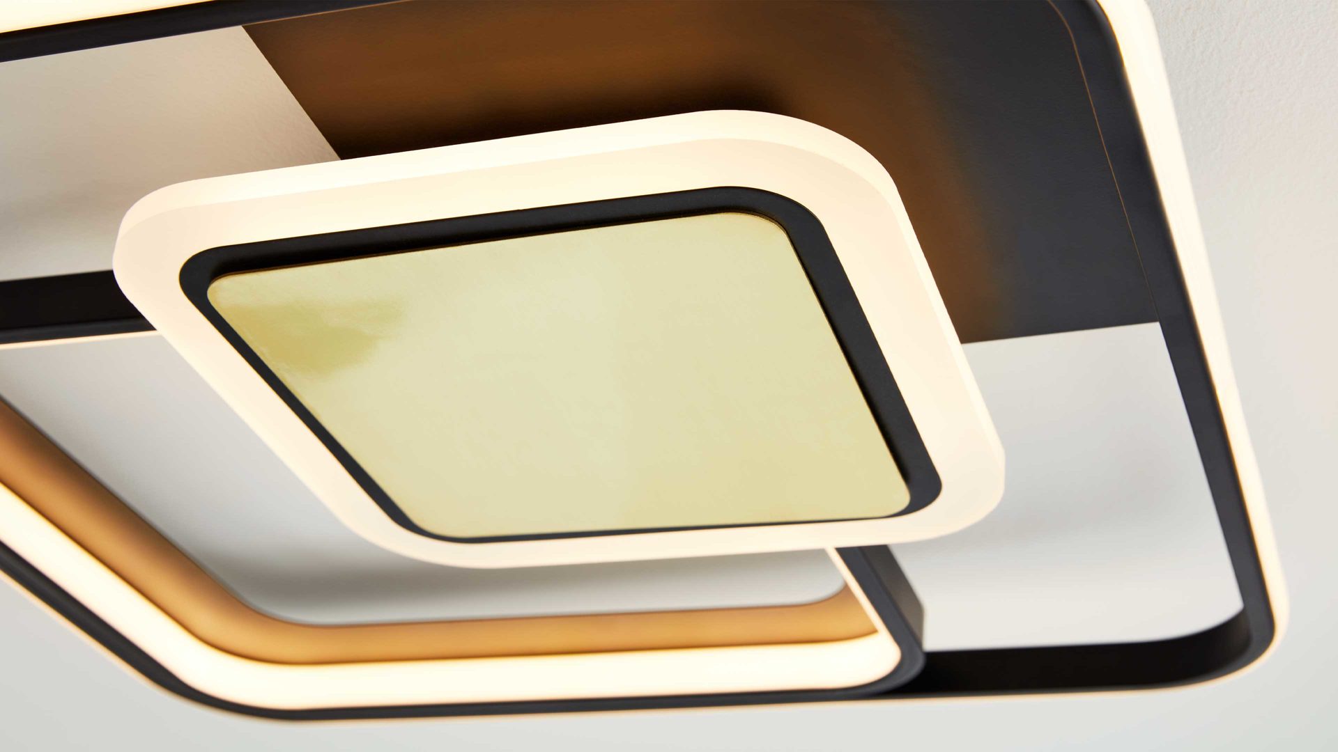 Deckenleuchte Interliving aus Metall in Schwarz Interliving Leuchten Serie 9329 - Deckenleuchte Schwarz & Messing – ca. 50 x 50 cm