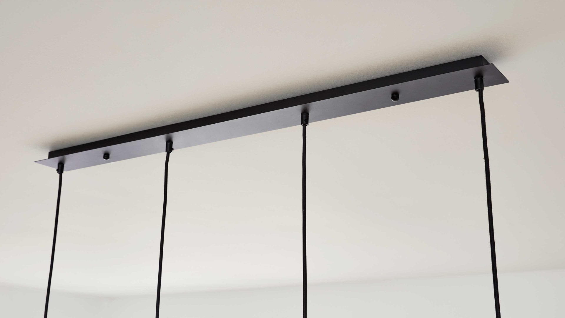 Pendelleuchte Interliving aus Glas in Grau Interliving Leuchten Serie 9333 - Hängeleuchte Rauchglas & Messing – Länge ca. 110 cm