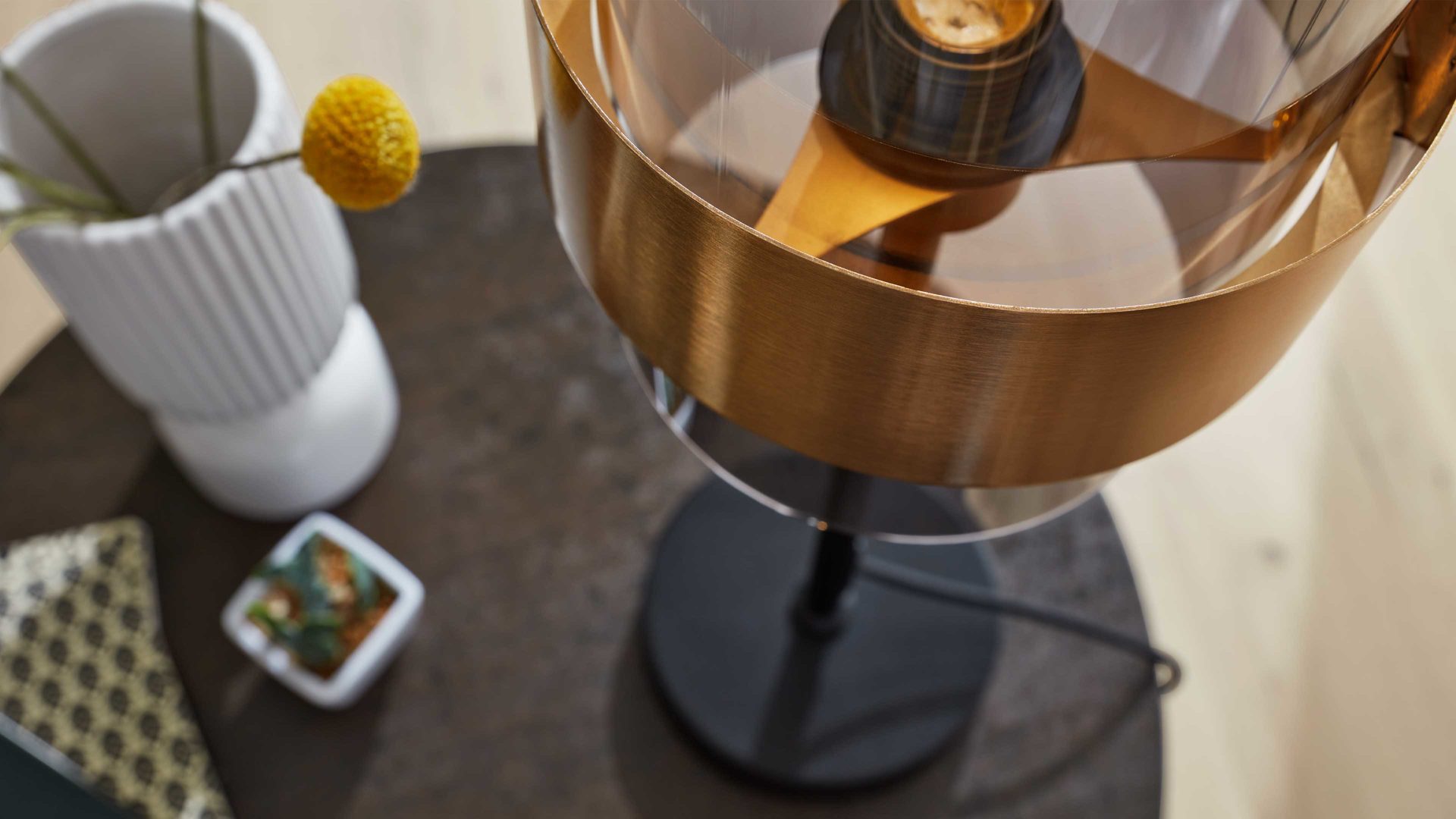 Tischleuchte Interliving aus Glas in Grau Interliving Leuchten Serie 9333 - Tischleuchte Rauchglas & Messing – Höhe ca. 49 cm