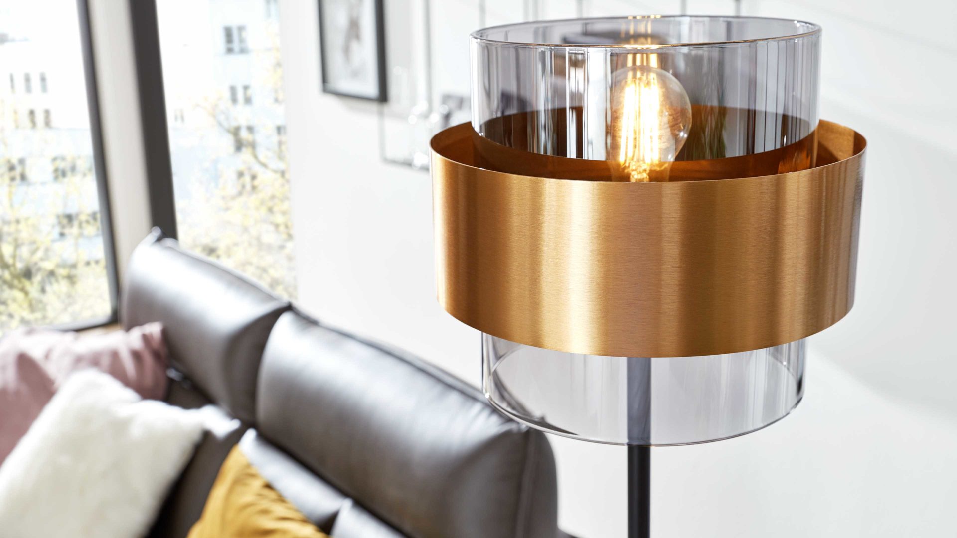 Stehleuchte Interliving aus Glas in Grau Interliving Leuchten Serie 9333 - Stehleuchte Rauchglas & Messing – Höhe ca. 154 cm