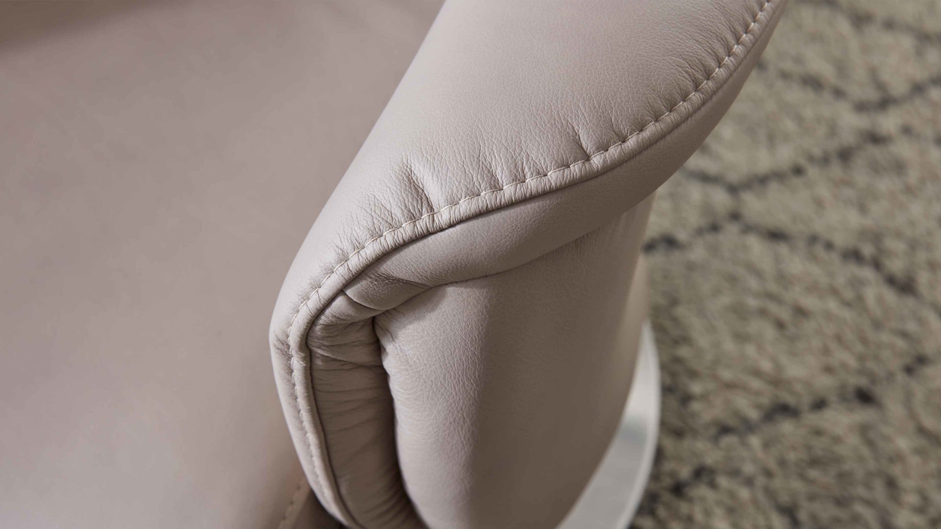 Relaxsessel comfortmaster besser sitzen, liegen, leben aus Leder in Hellgrau Comfortmaster CM-HU1157 - Relaxsessel B perlfarbenes LongLife-Leder Vivre & Tellerfuß - Ergonomie M