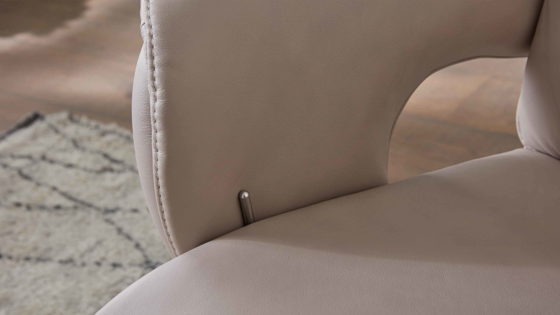 Relaxsessel comfortmaster besser sitzen, liegen, leben aus Leder in Hellgrau Comfortmaster CM-HU1157 - Relaxsessel B perlfarbenes LongLife-Leder Vivre & Tellerfuß - Ergonomie M