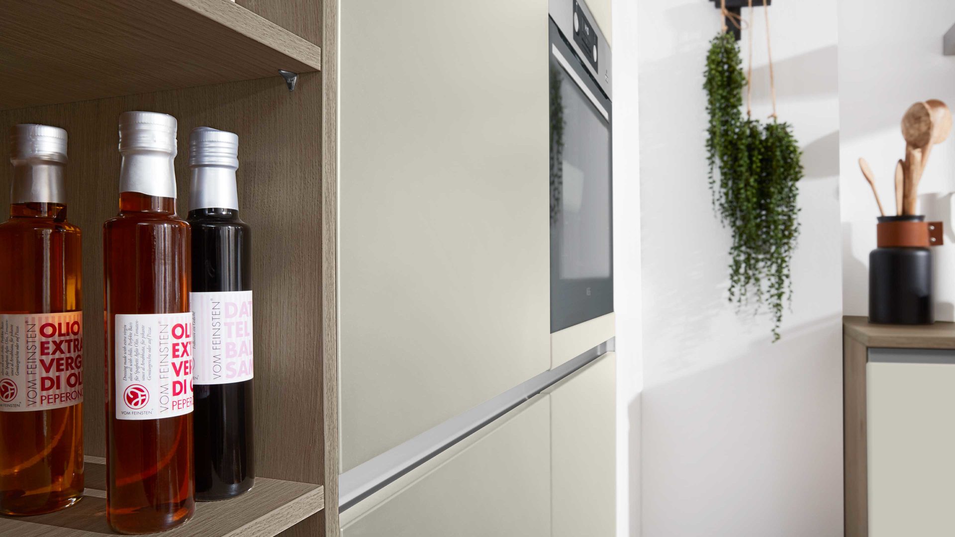 Einbauküche Interliving aus Holz in Grau Interliving Küche Serie 3053 mit AEG-Einbaugeräten Platingrau & Eiche Graphit Silber - zweizeilig