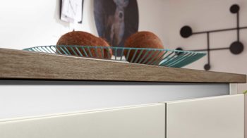 Einbauküche Interliving aus Holz in Grau Interliving Küche Serie 3053 mit AEG-Einbaugeräten Platingrau & Eiche Graphit Silber - zweizeilig