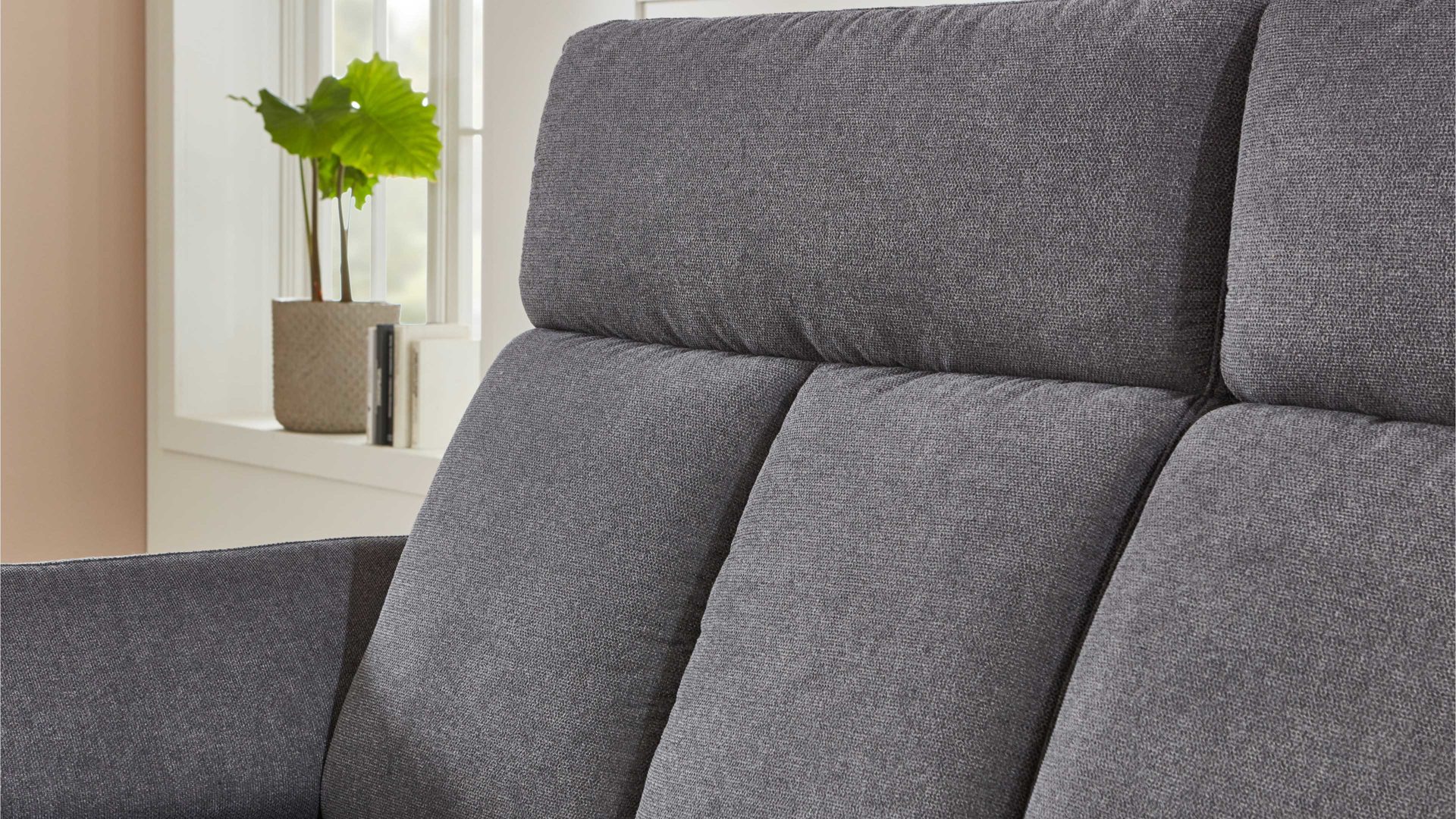 Dreisitzer OrthoSedis aus Stoff in Anthrazit Polsterprogramm OrthoSedis 4.0 - Rundsofa anthrazitfarbener Stoffbezug Sofia clean - Länge ca. 225 cm