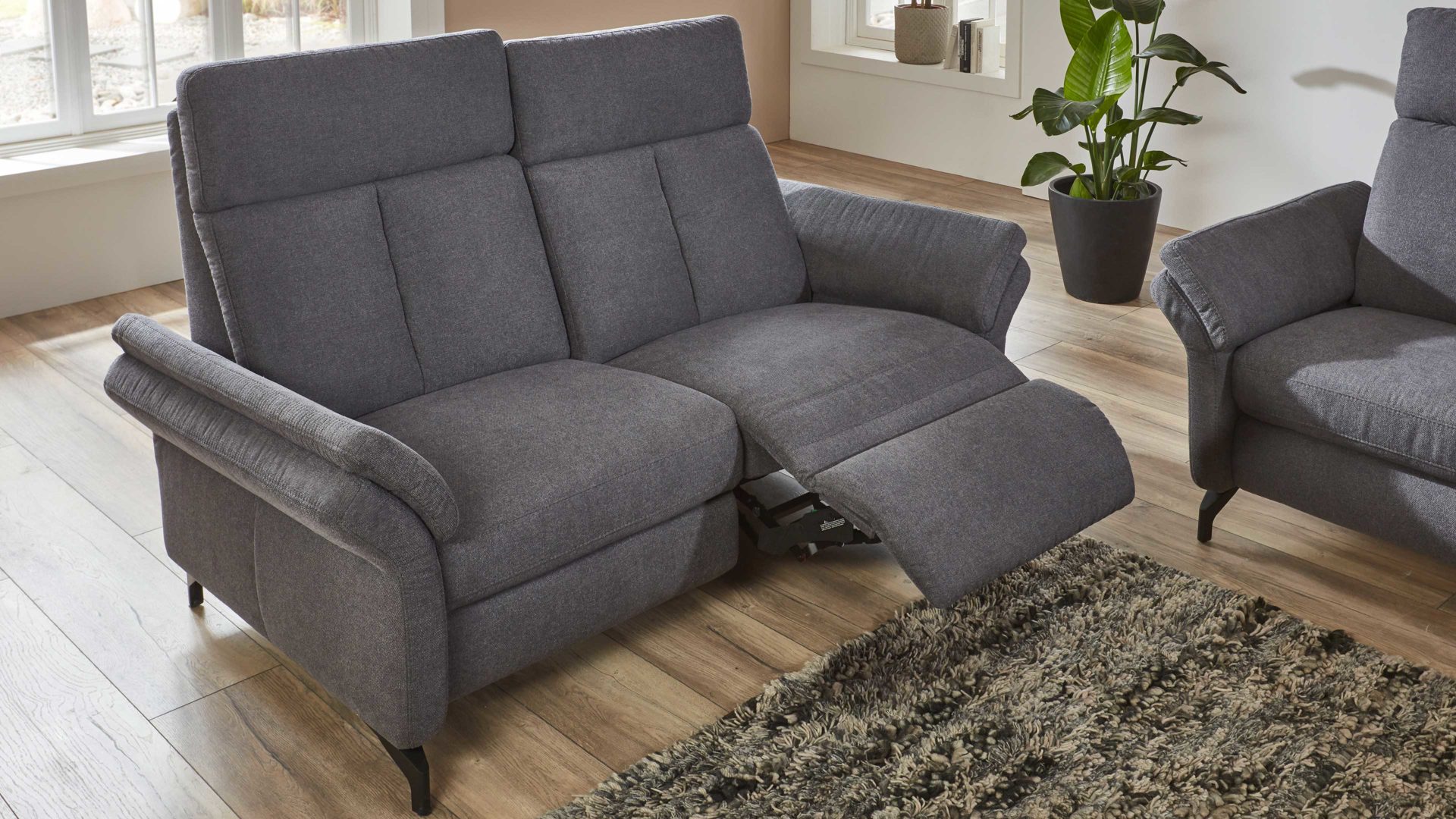 Zweisitzer OrthoSedis aus Stoff in Anthrazit Polsterprogramm OrthoSedis 4.0 - Zweisitzer mit TV-Funktion anthrazitfarbener Stoffbezug Sofia clean - Länge ca. 172 cm