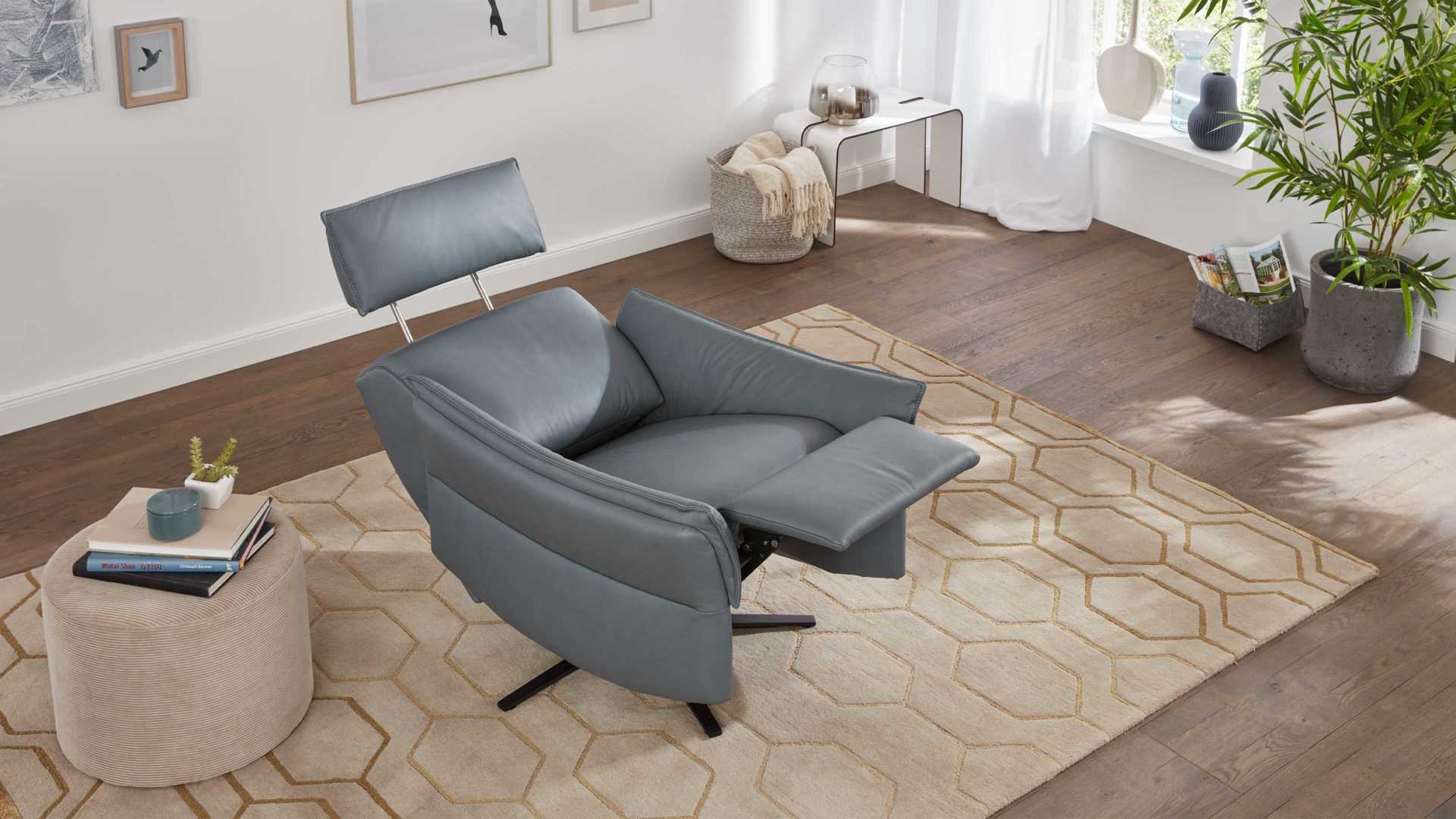 Relaxsessel comfortmaster besser sitzen, liegen, leben aus Leder in Hellblau Comfortmaster 7267 - Relaxsessel 24E44 motorisch - seefarbenes LongLife-Leder & anthrazitfarbener Sternfuß