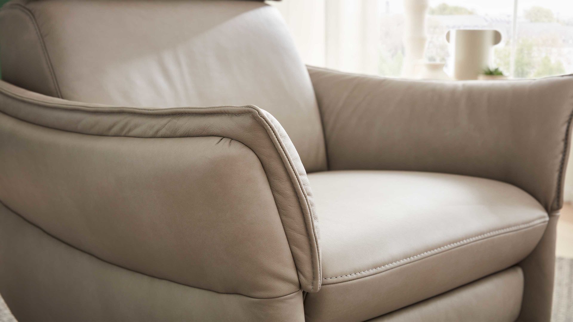 Relaxsessel comfortmaster besser sitzen, liegen, leben aus Leder in Beige Comfortmaster 7267 - Relaxsessel 24E44 motorisch - stahlfarbenes LongLife-Leder & anthrazitfarbener Sternfuß